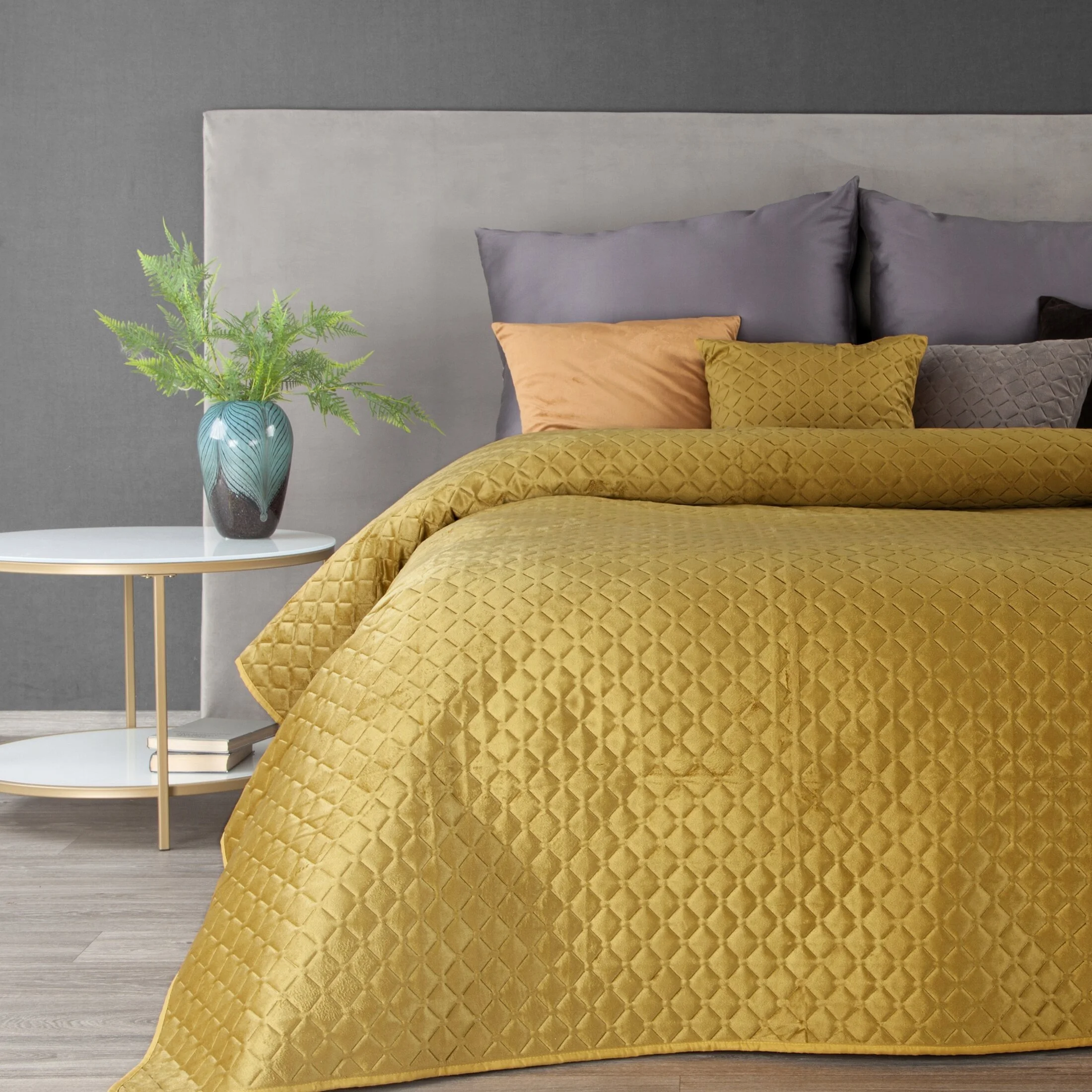 Narzuta welwetowa miodowa 220x240 cm pikowana w geometryczny wzór metodą hot press DIMON | eurofirany