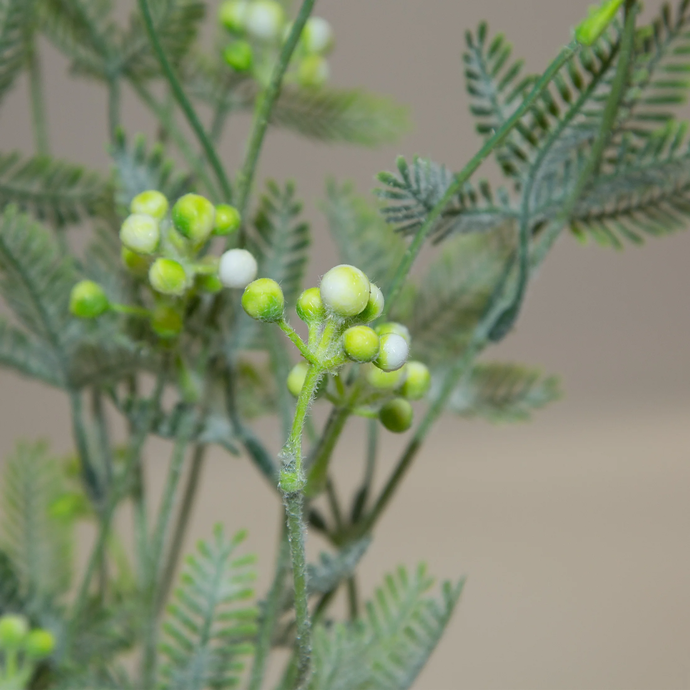 Gałązka sztuczna zielono, biała z drobnymi kuleczkami 57 cm