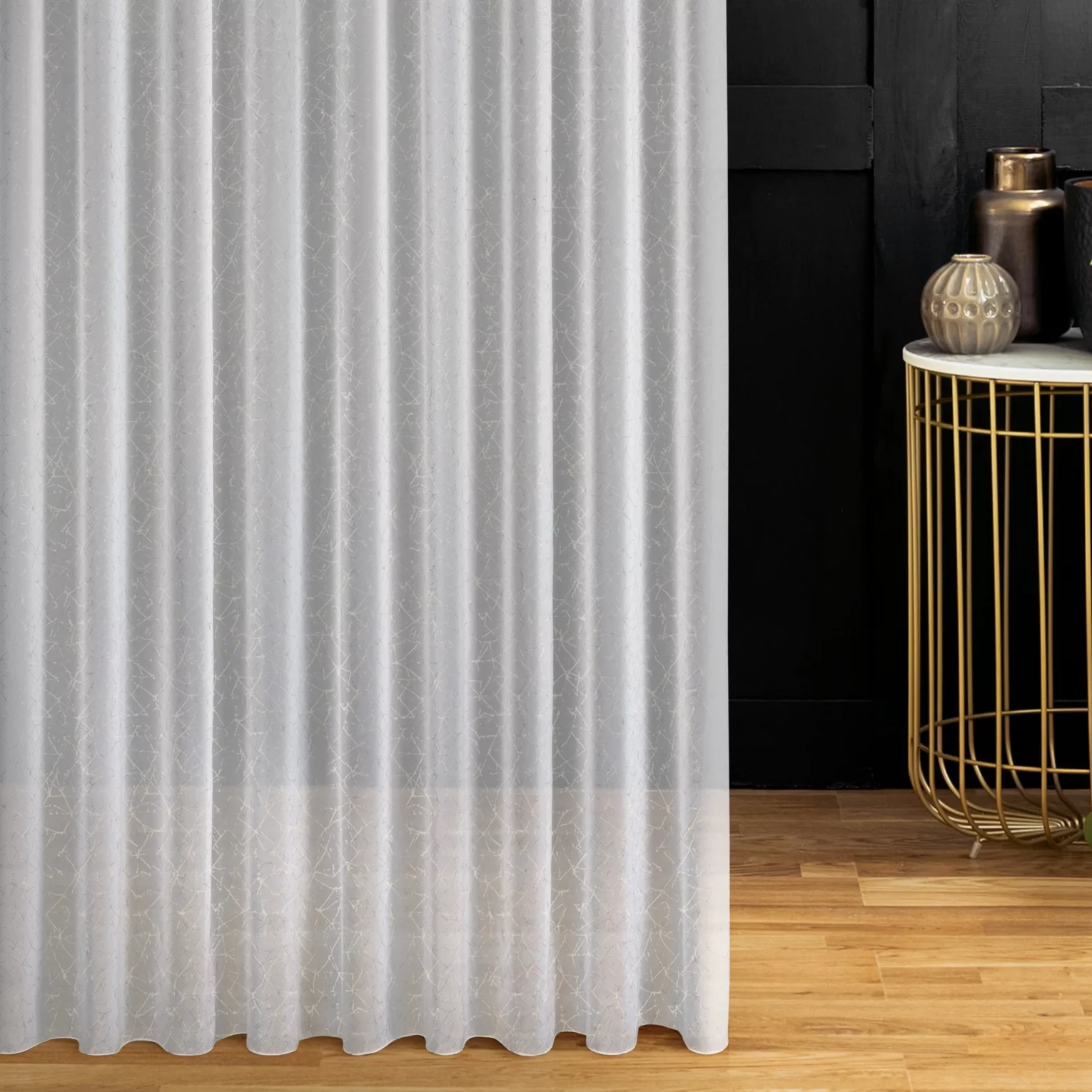 Firana szyta na taśmie 5 cm biało szampańska z matowej tkaniny ozdobionej błyszczącym nadrukiem