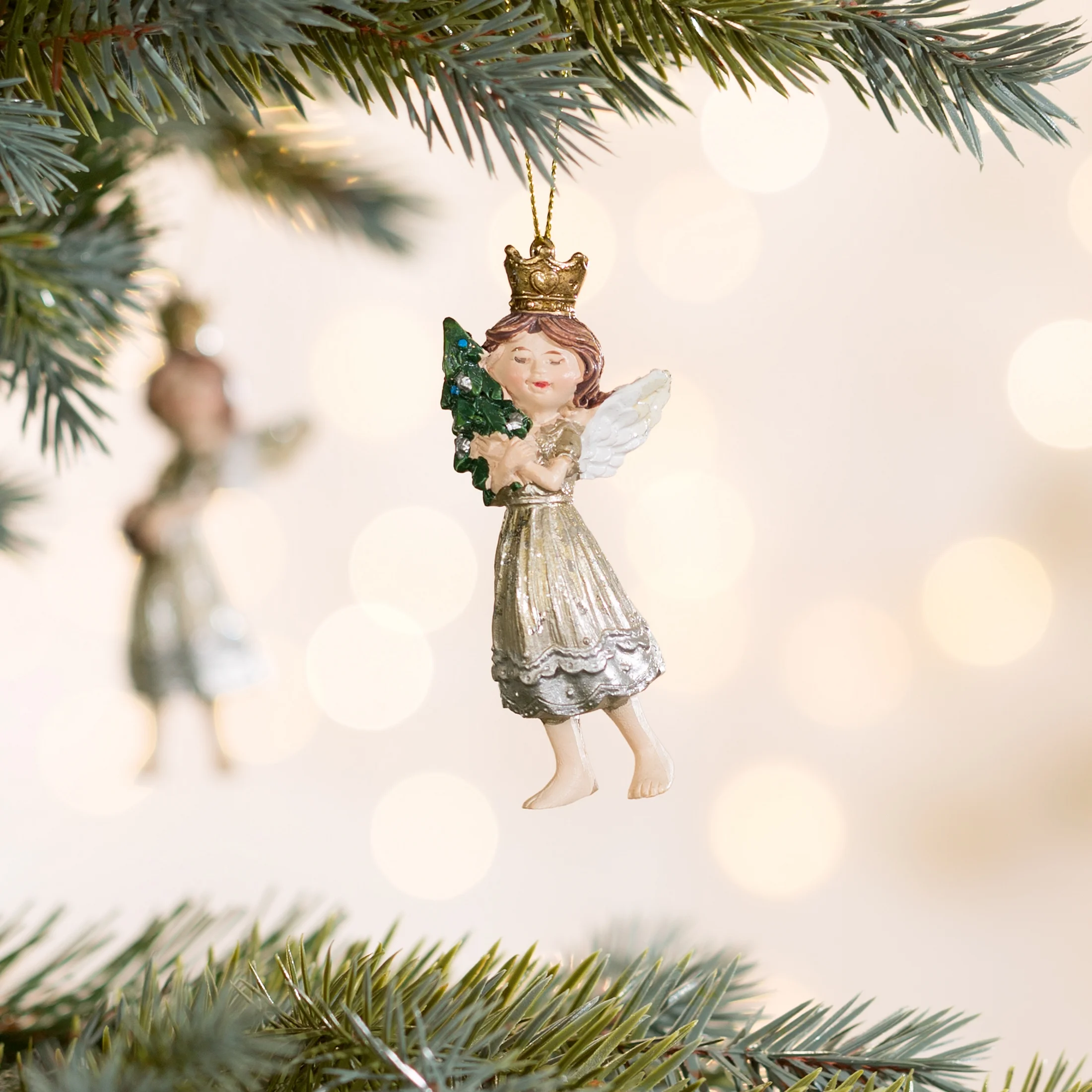 Figurka świąteczna ANIOŁEK trzymający choinkę | eurofirany
