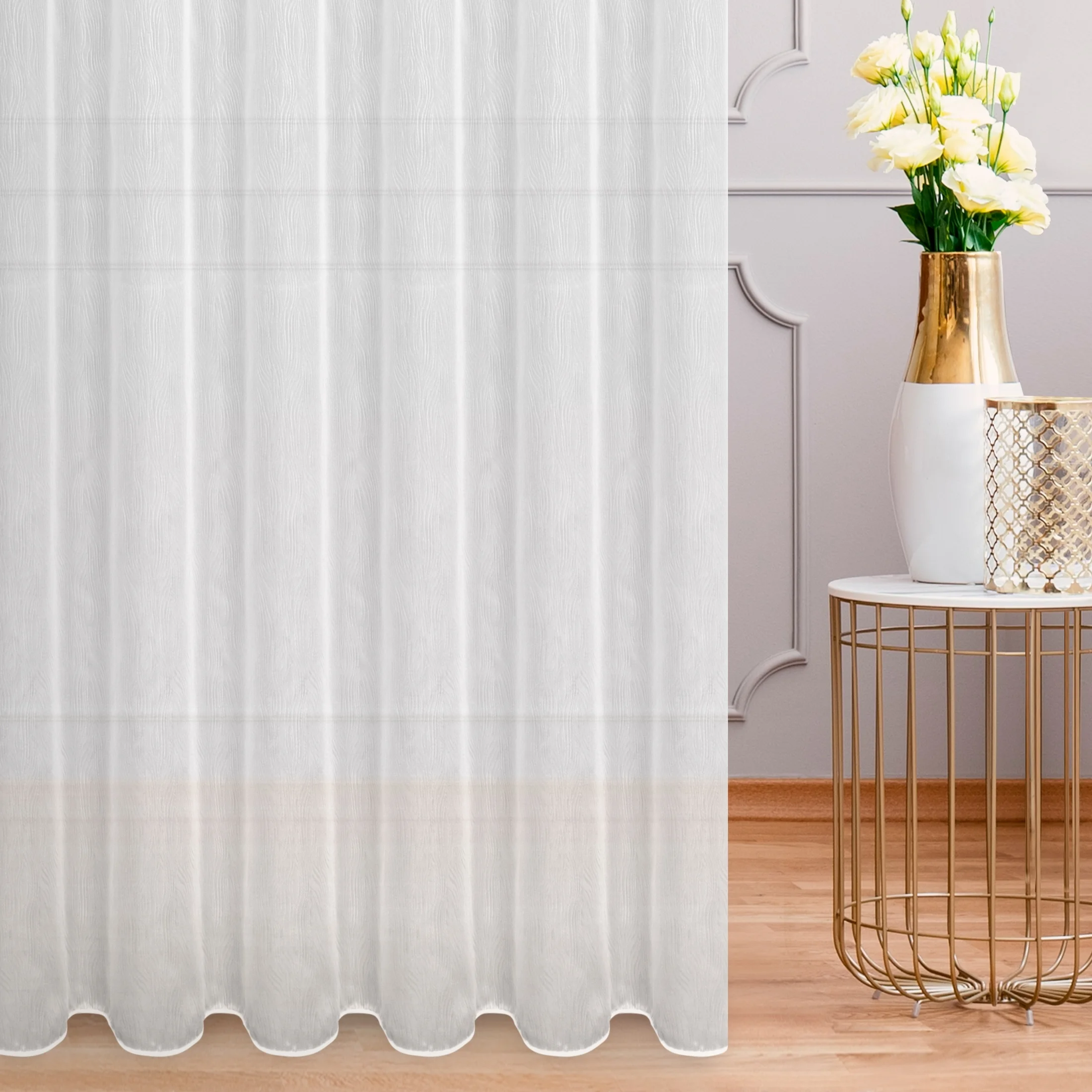 Tkanina firanowa pokryta delikatnym strukturalnym, fantazyjnym wzorem wykończona obciążnikiem