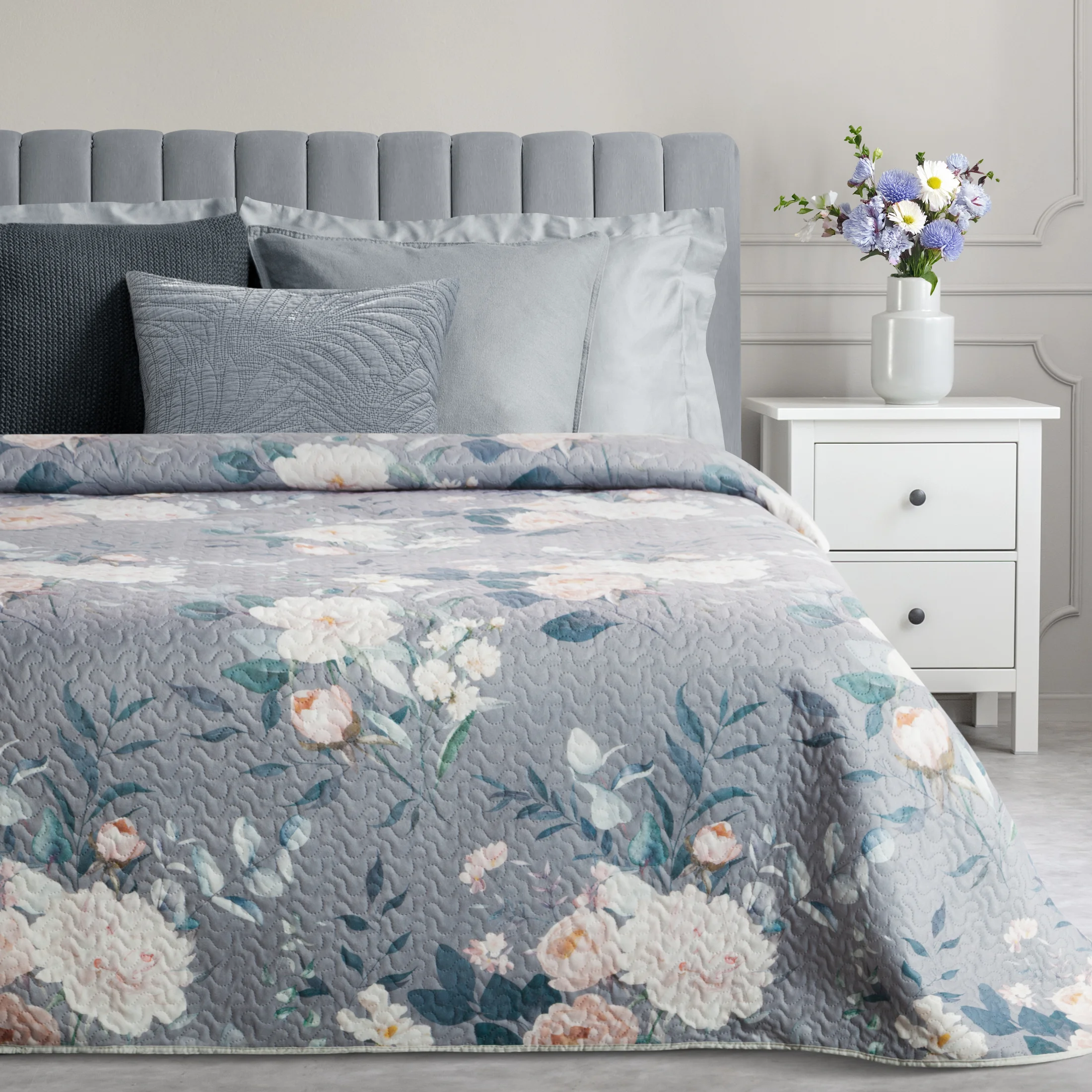 Narzuta welwetowa srebrno, kremowa 170x210 cm zdobiona nadrukiem kwiatów ROSITA | eurofirany