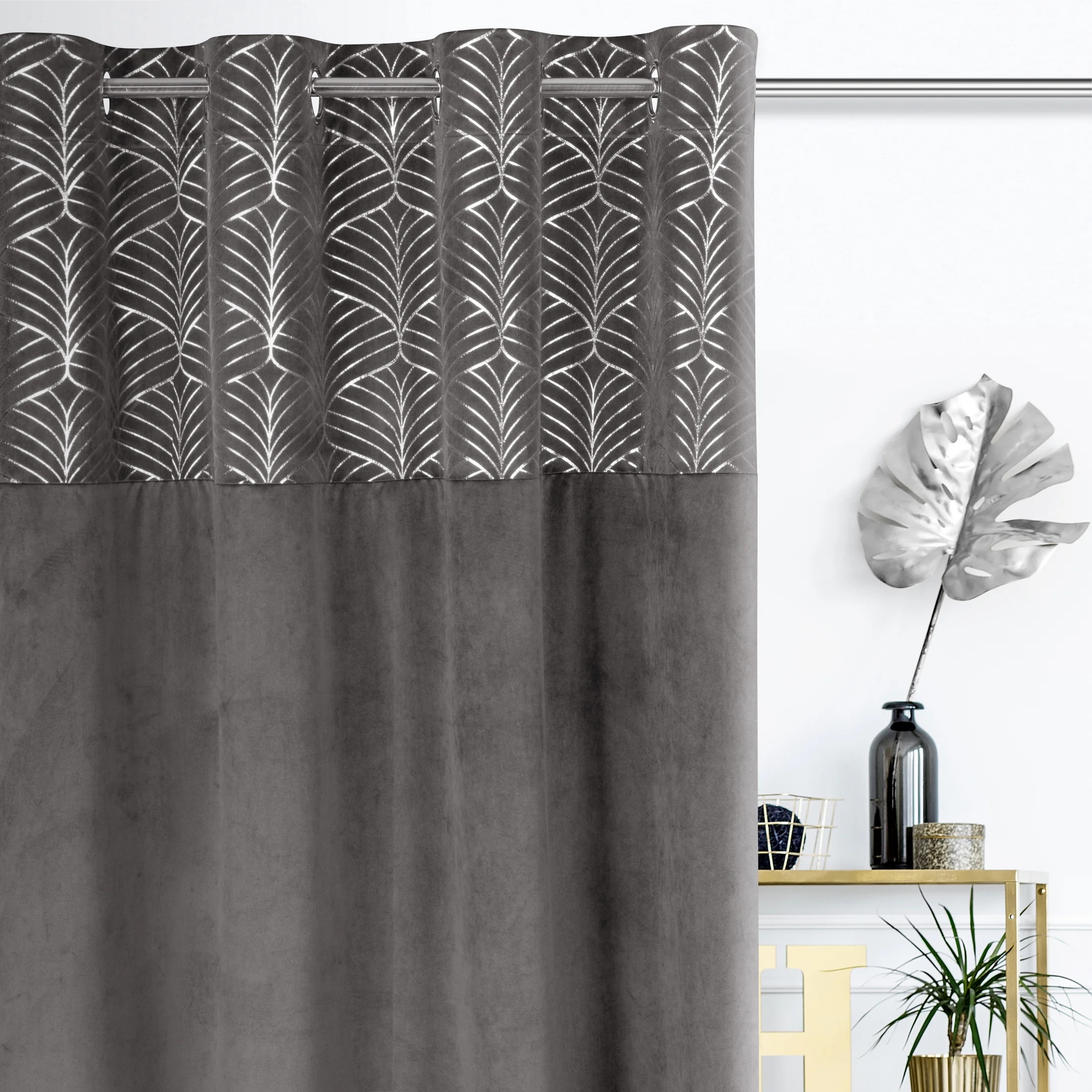 Zasłona z welwetu z ozdobnym pasem ze srebrnym nadrukiem w górnej części | eurofirany