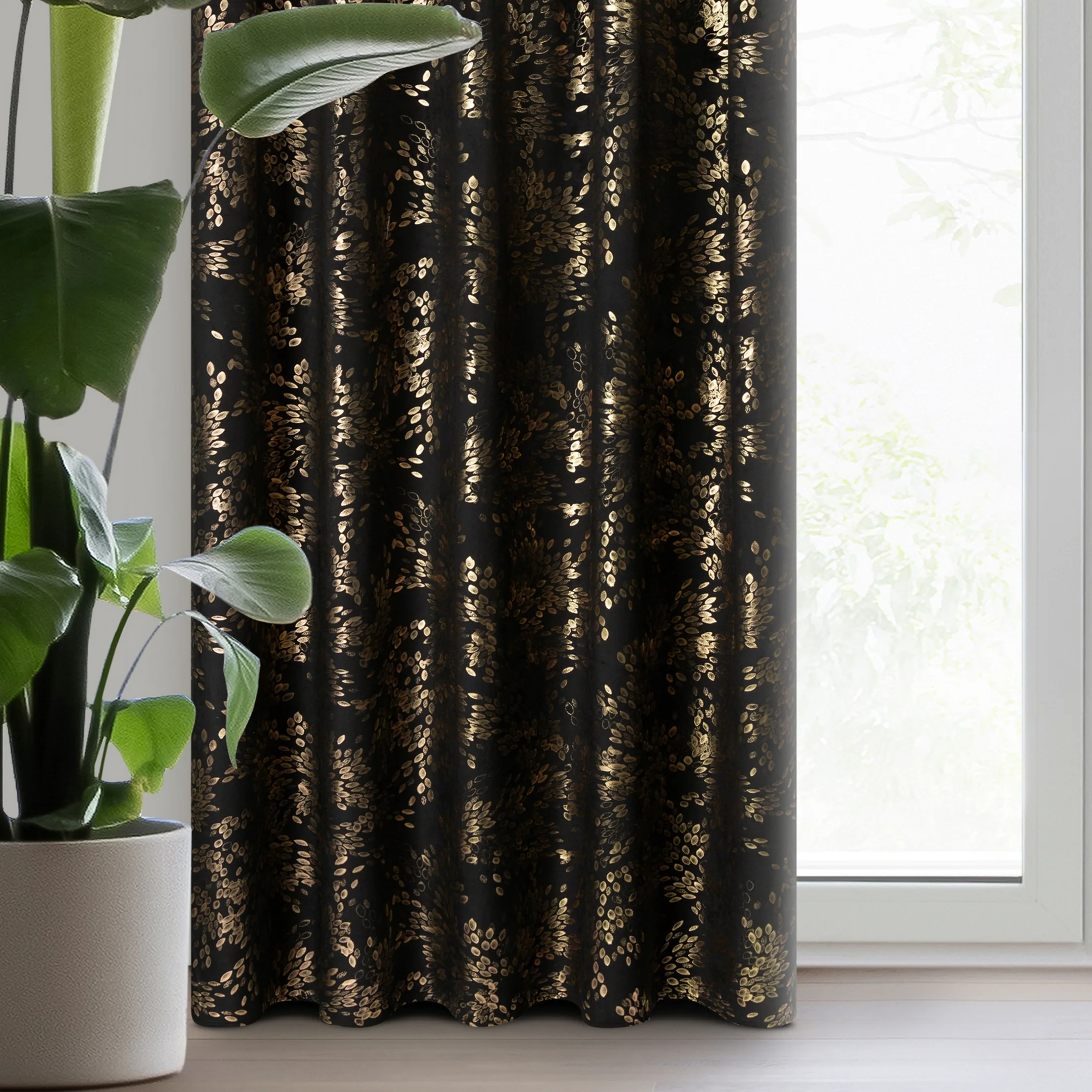 Zasłona welwetowa czarna zdobiona nadrukiem liści 140x270 cm taśma - FELIS | eurofirany