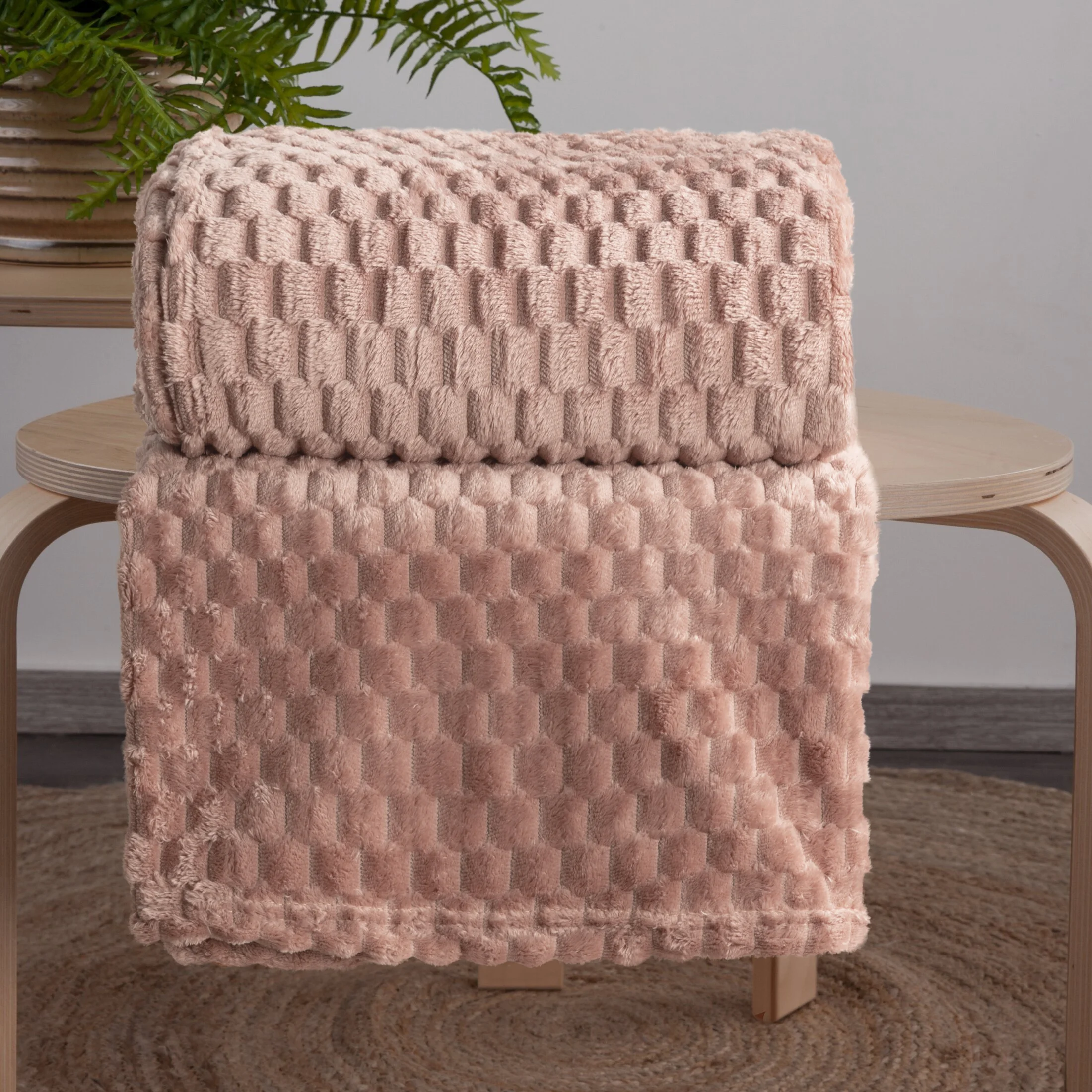 Koc 200x220 cm pudrowy miękki w dotyku z wytłaczanym wzorem 3D CINDY 6 Design 91 | eurofirany