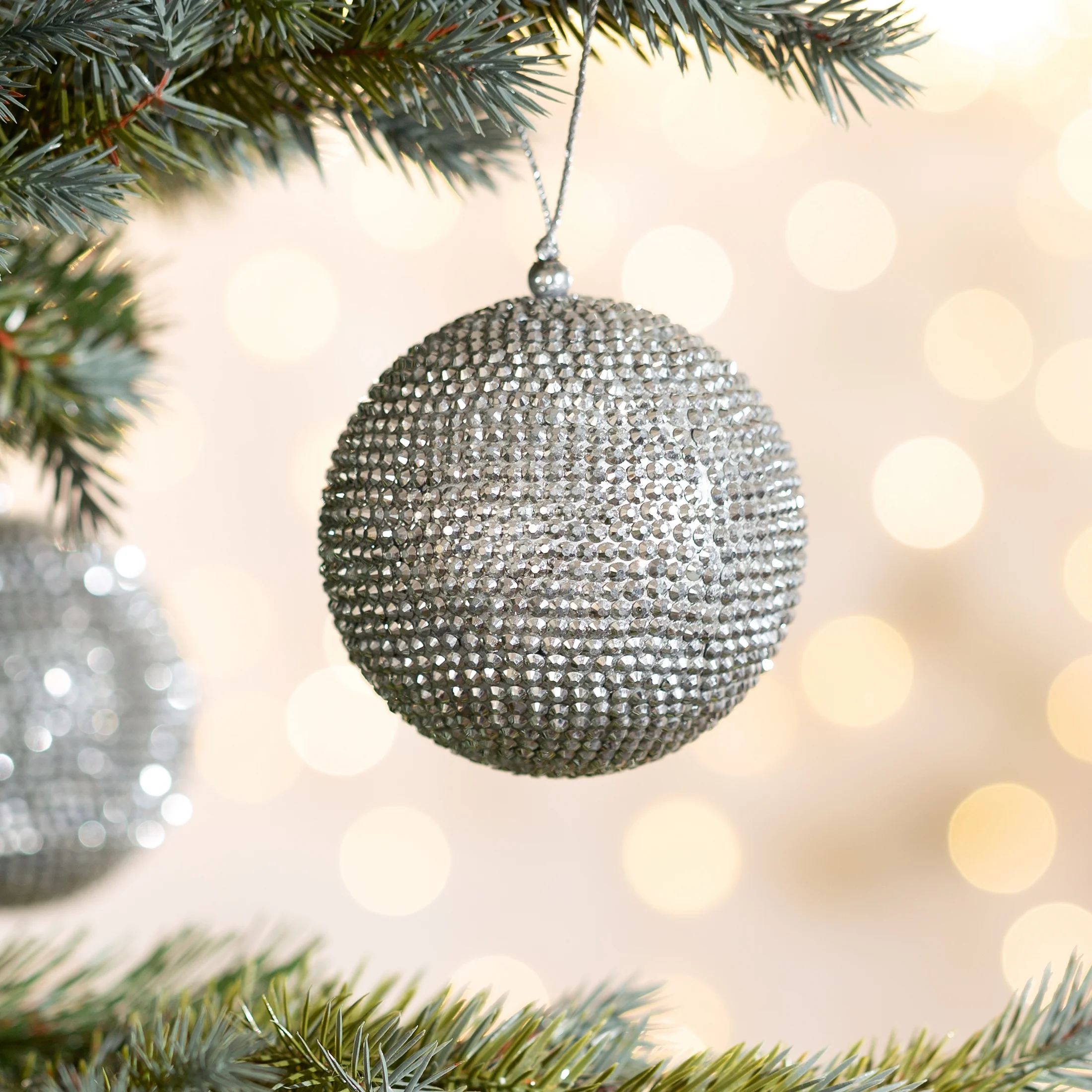 Bombka choinkowa zdobiona srebrnymi dżetami | eurofirany