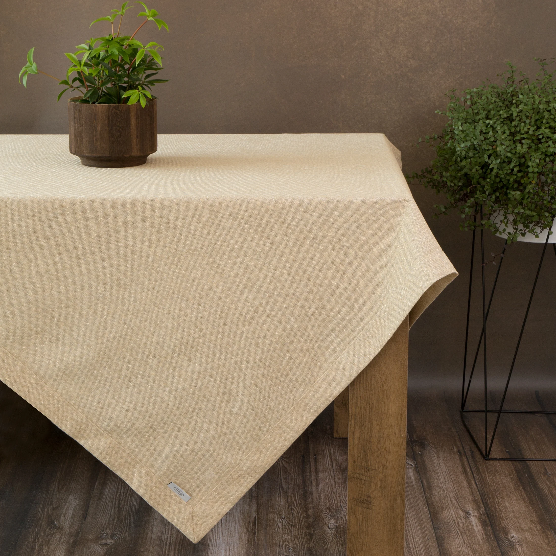 Obrus złoty 140x220 cm o płóciennym splocie BIANCA 1 z dodatkiem błyszczącej nici wykończony podwójną listwą na brzegach