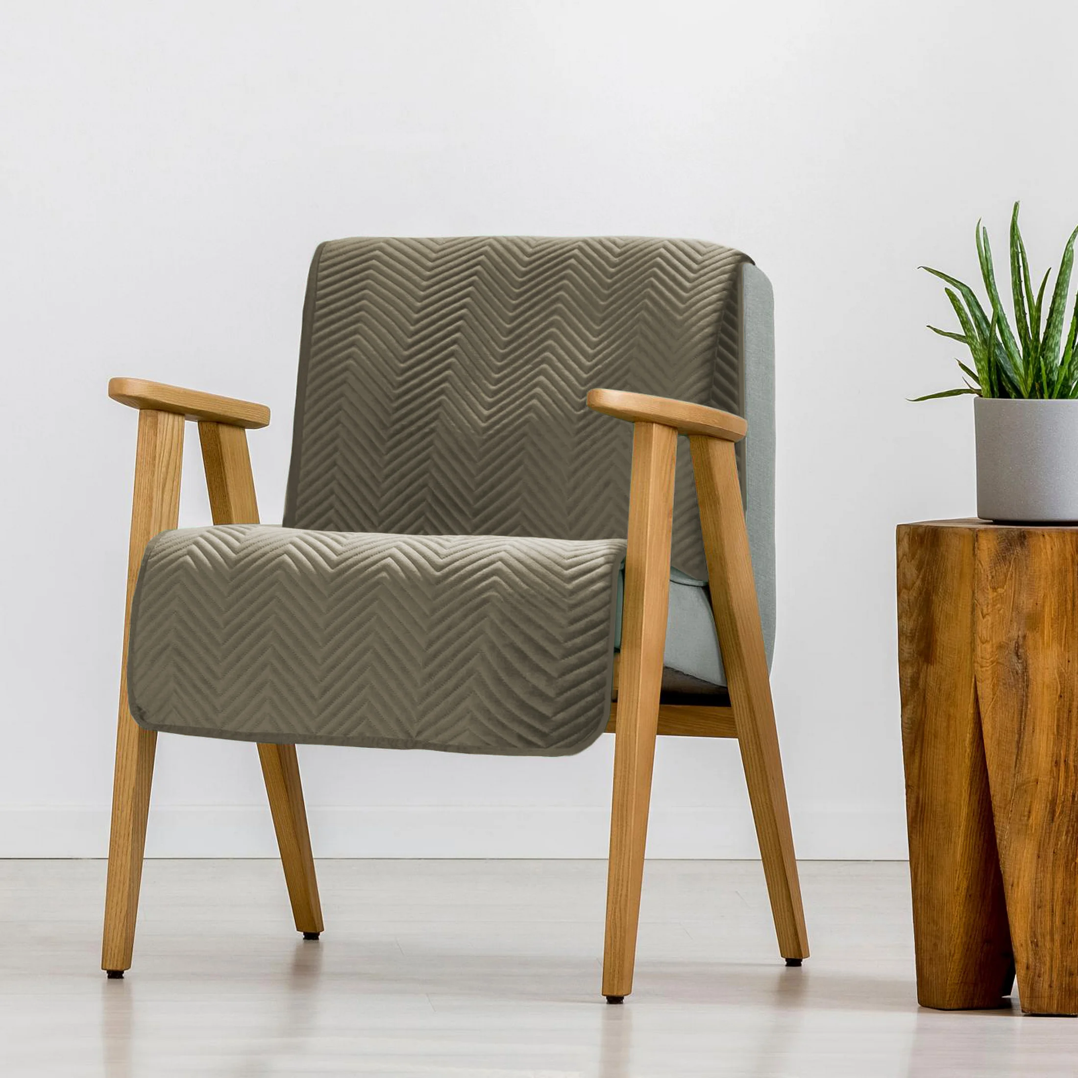 Narzuta welwetowa na fotel brązowa 70x160 cm pikowana w jodełkę metodą hot press SOFIA Eurofirany Premium - kolekcja VULCANO | eurofirany