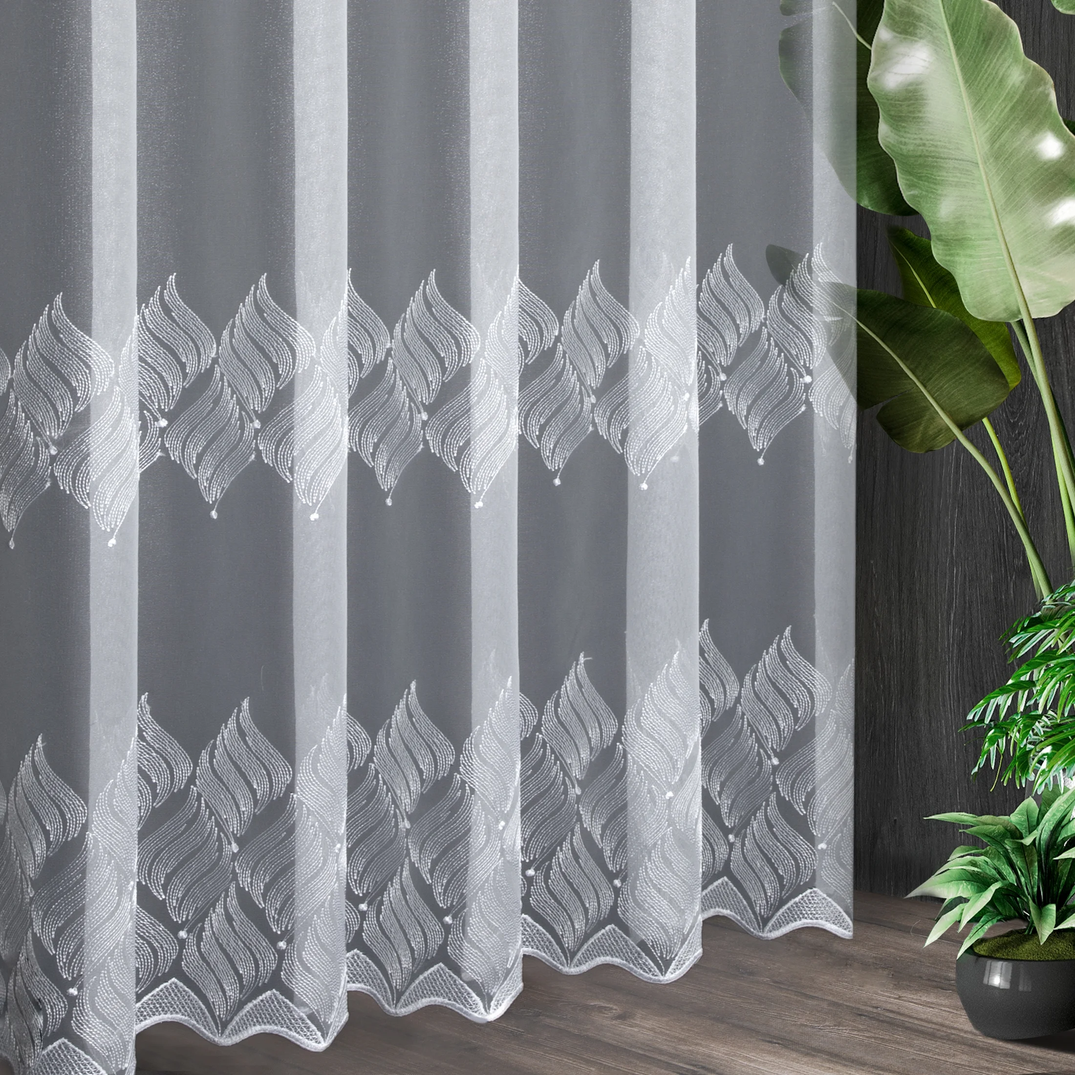 Tkanina firanowa błyszcząca mikrosiateczka ozdobiona fantazyjnym haftem