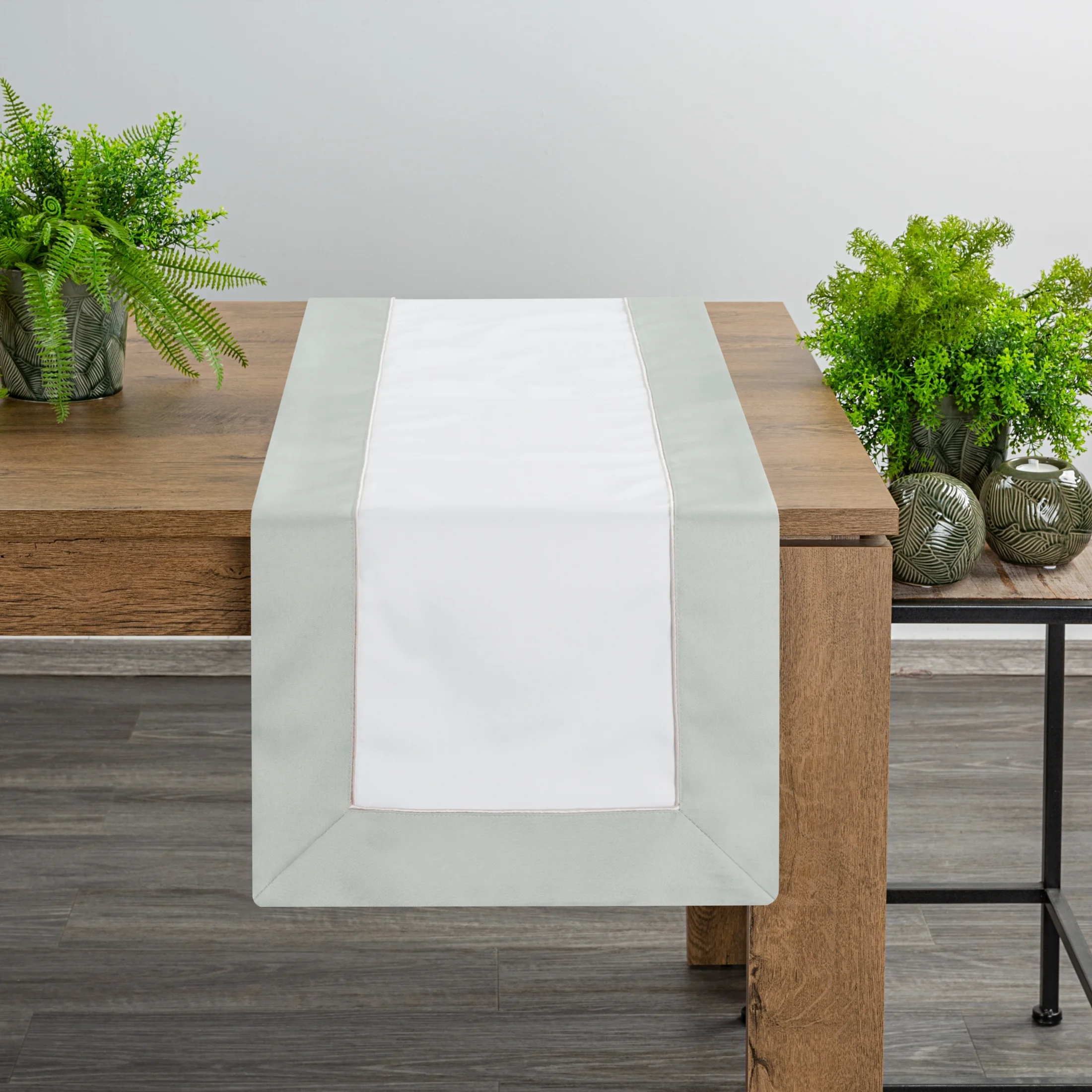 Bieżnik na stół naturalno, oliwkowy 40x180 cm z kolekcji SYLVIA kremowy z oliwkową listwą