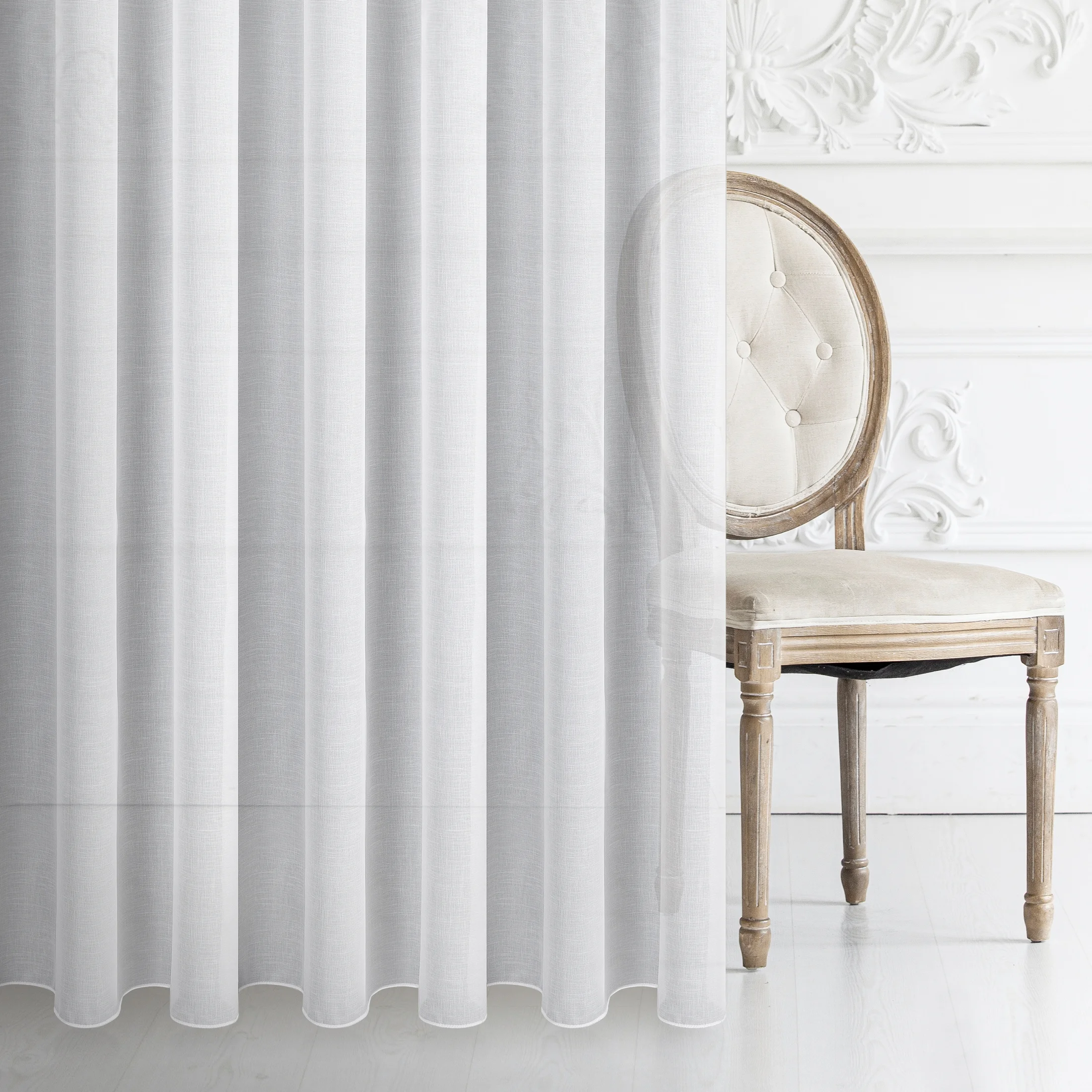 Tkanina firanowa etamina, przeplatana błyszczącą nicią, o gęstym splocie, wykończona obciążnikiem