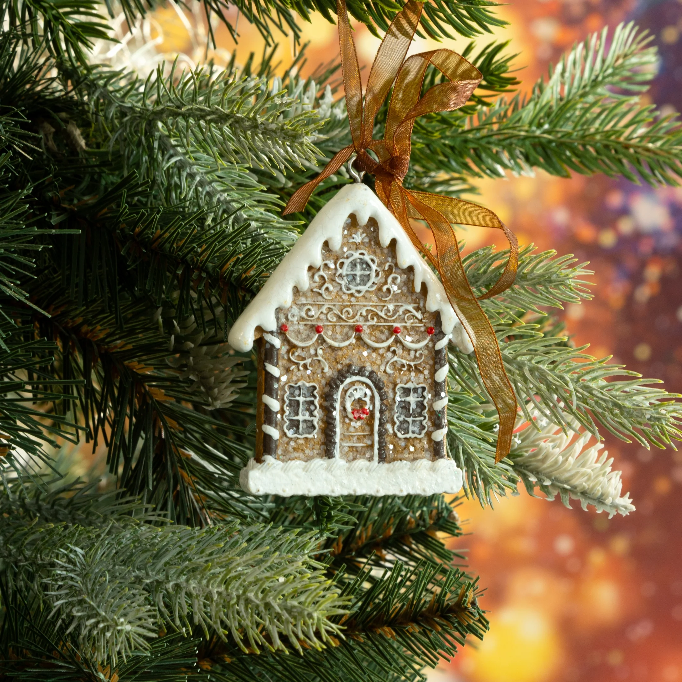 Ozdoba choinkowa CHATKA z dodatkiem delikatnego brokatu na dekoracyjnej wstążce | eurofirany