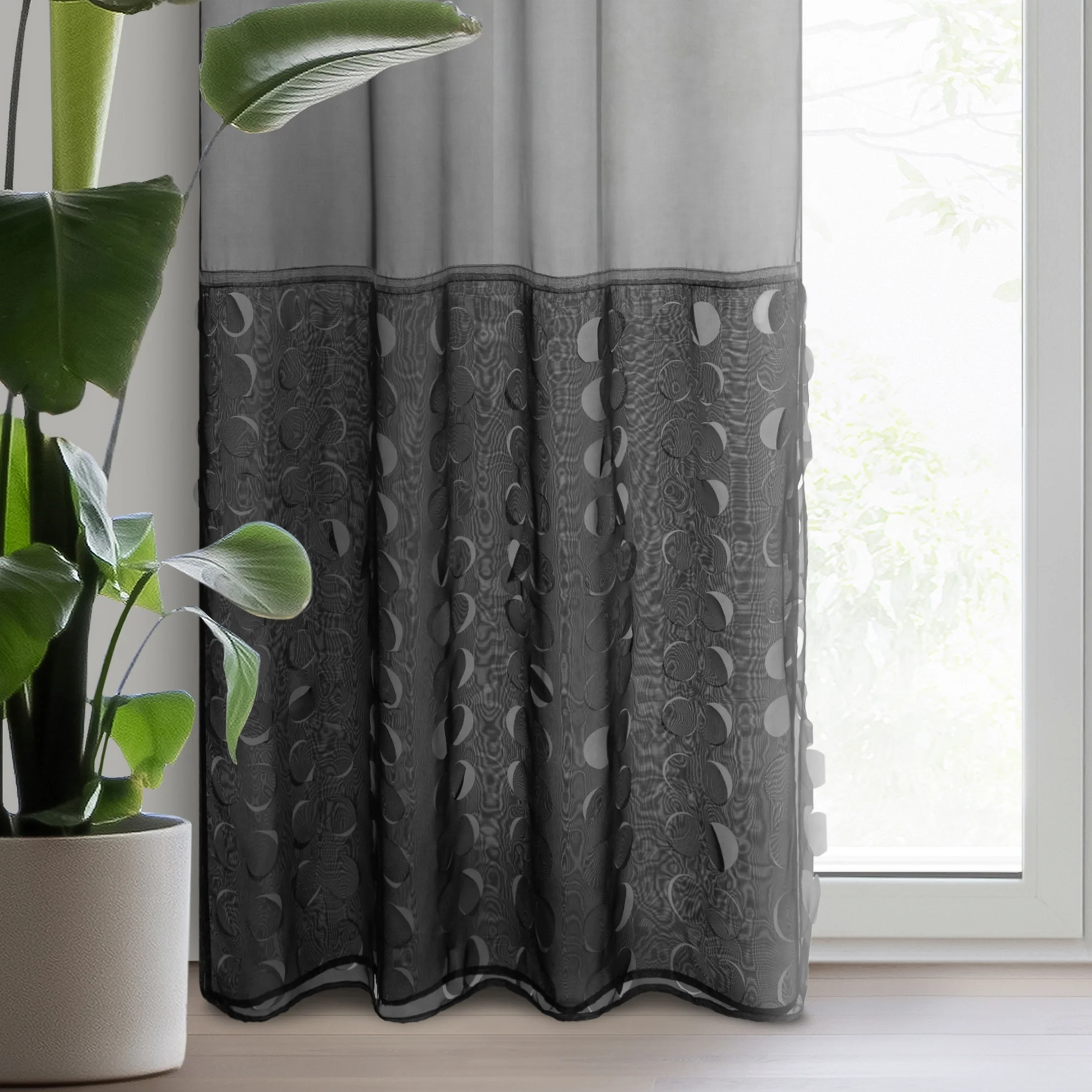 Firana czarna z delikatnego woalu zdobiona wycinanym laserowo wzorem 140x250 cm przelotka DEBORA | eurofirany