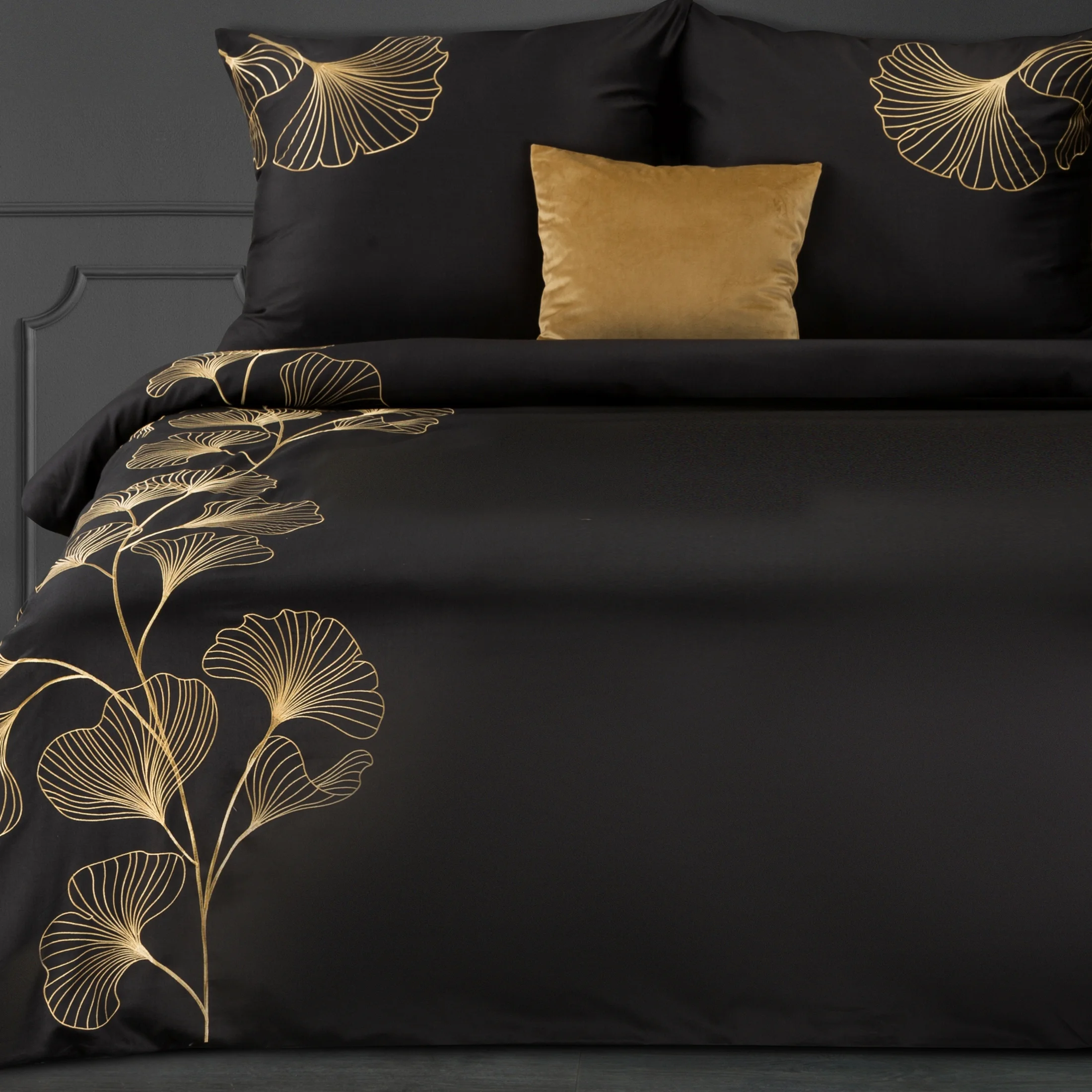 Pościel 160x200 cm z satyny bawełnianej kolor czarny haftowana w złote liście miłorzębu HAFT 2 Eurofirany Premium | eurofirany
