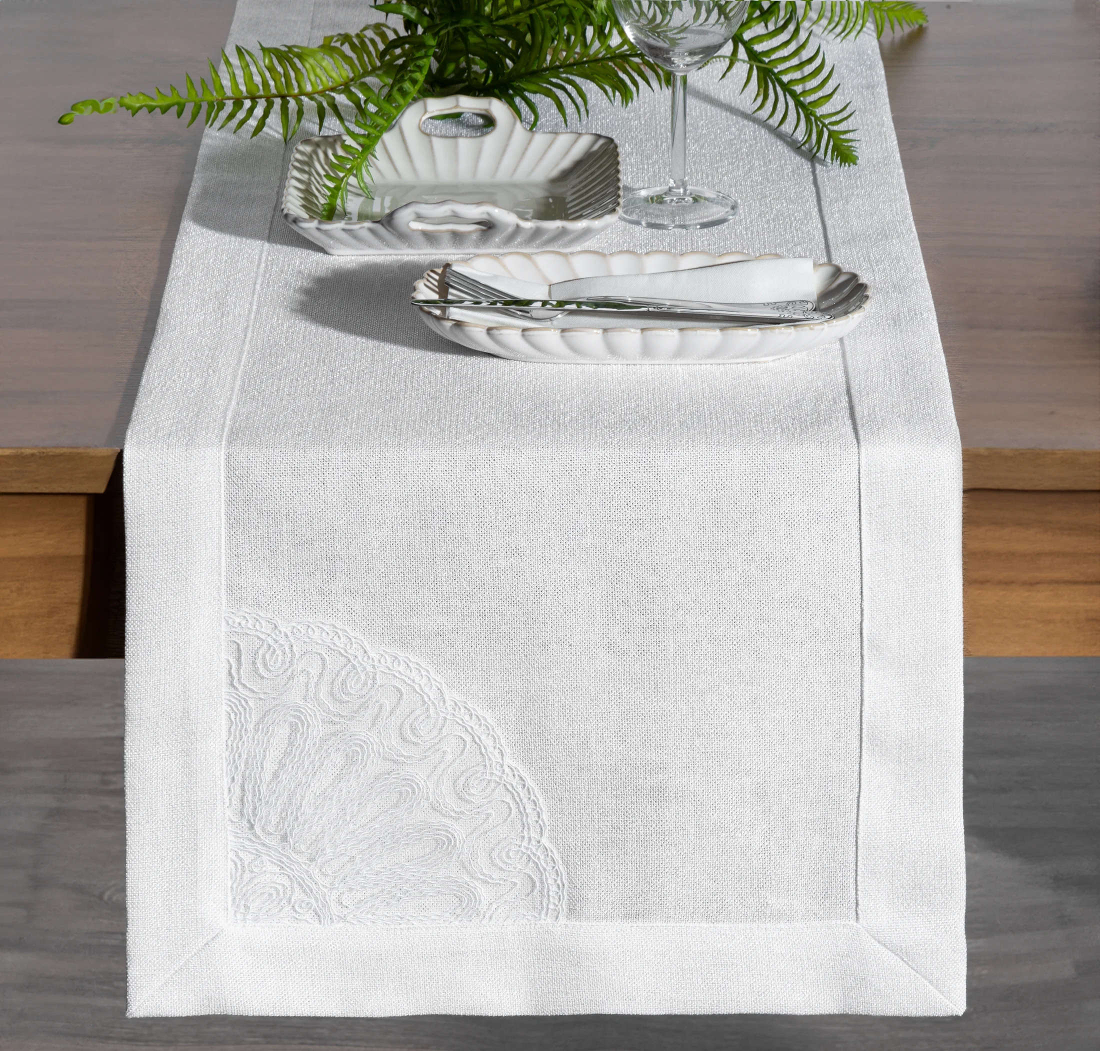 Bieżnik na stół biały 40x140 ELEN zdobiony ozdobną kantą i haftowaną koronką EUROFIRANY PREMIUM