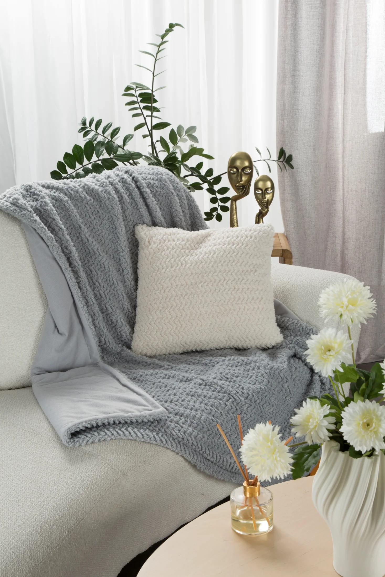 Narzuta-koc srebrno, jasnoszary 130x170 cm z przyjemnego futerka LARIS | eurofirany