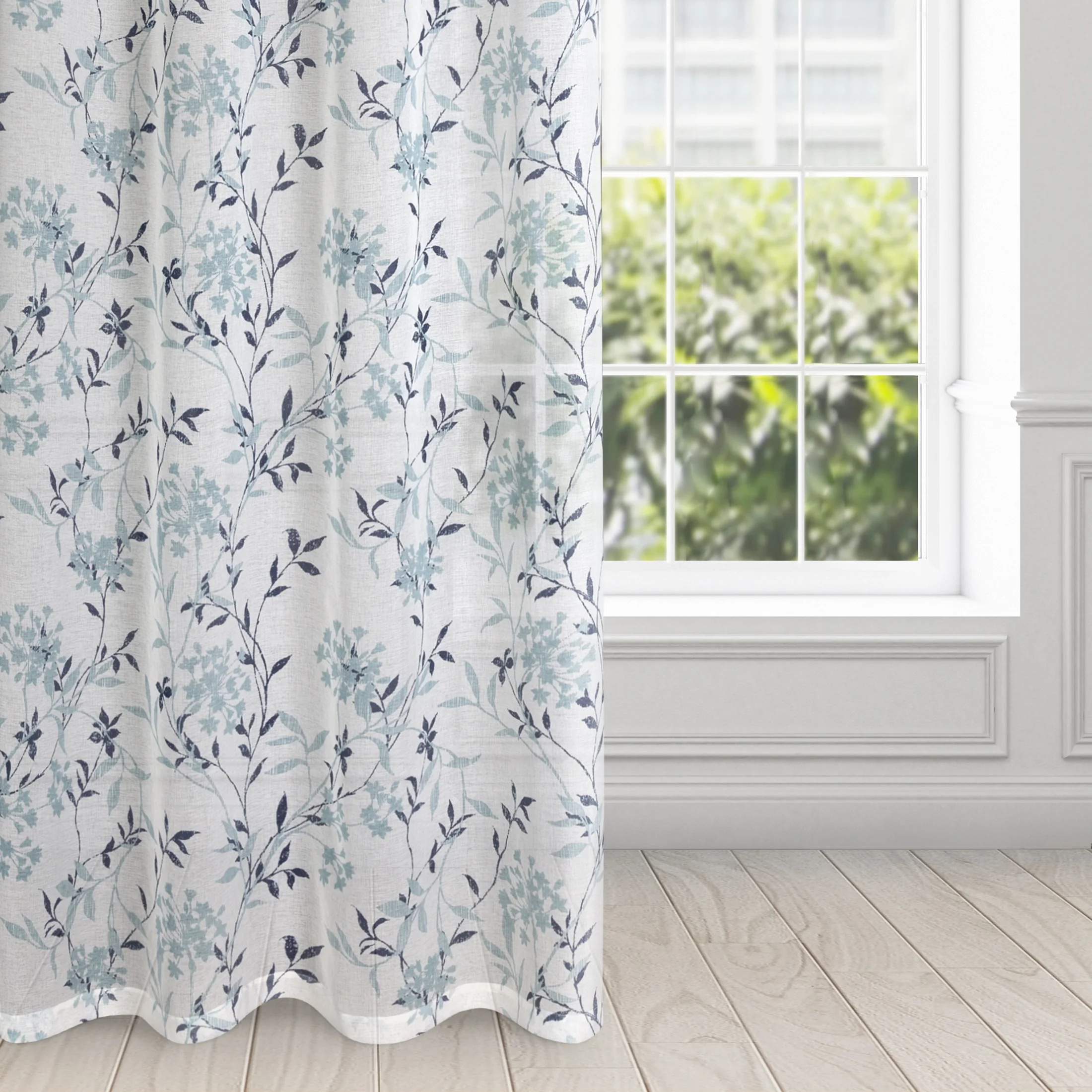 Firana biało, niebieska półprzezroczysta z lekkiej matowej etaminy z nadrukiem kwiatów 140x250 cm przelotka FIONA | eurofirany