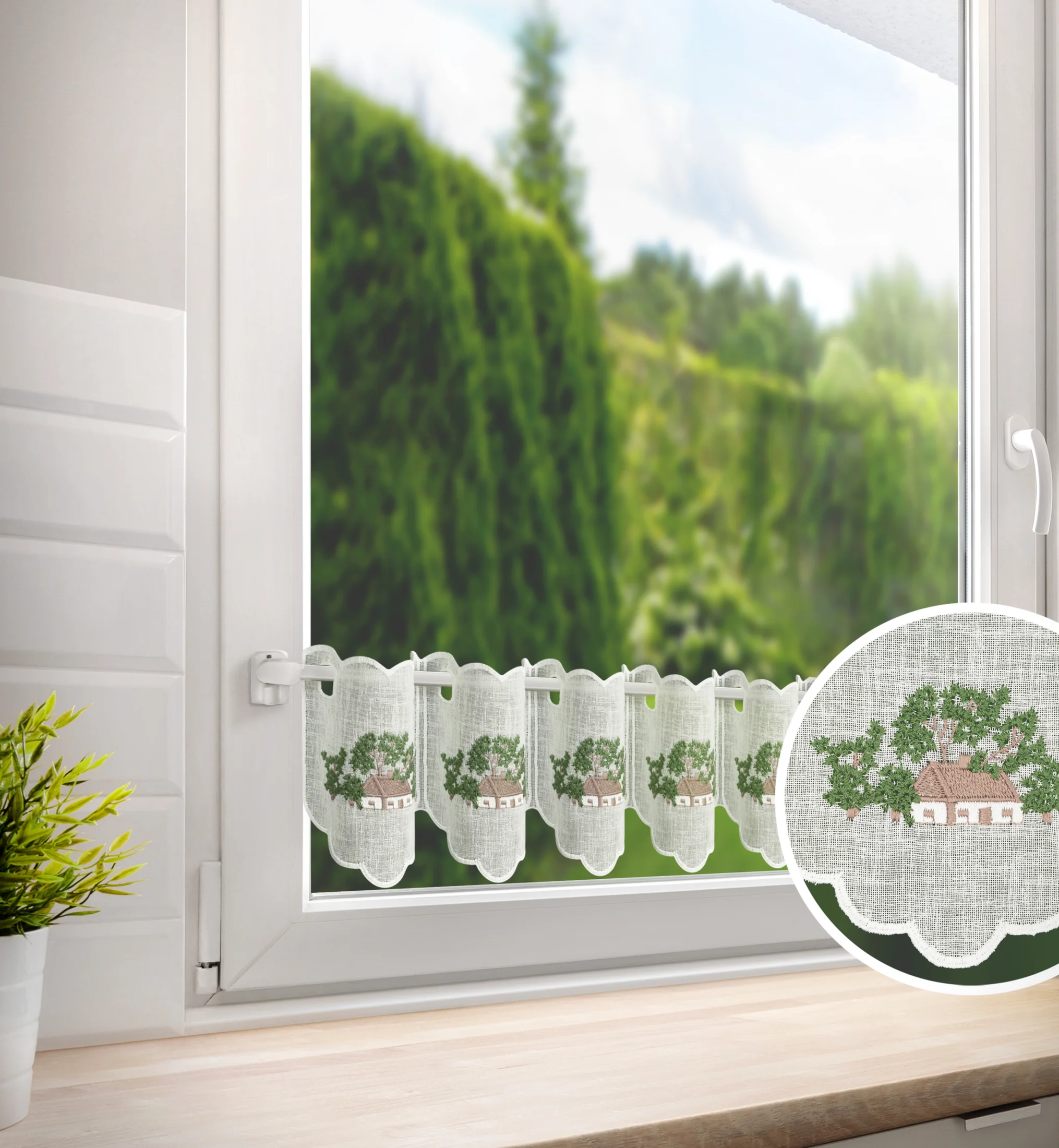 Tkanina firanowa zazdrostka z etaminy zdobiona haftem wiejskiego domku