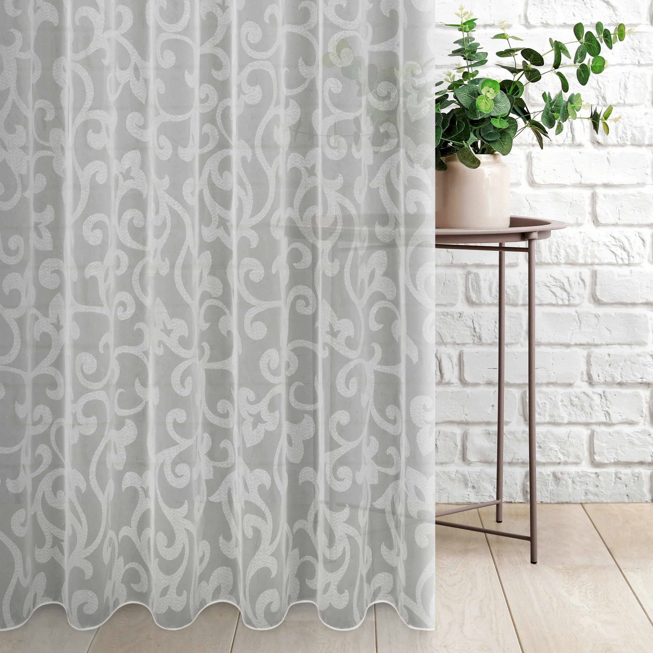 Tkanina firanowa lekka organdyna, z ornamentowym wzorem na całej powierzchni, wykończona obciążnikiem