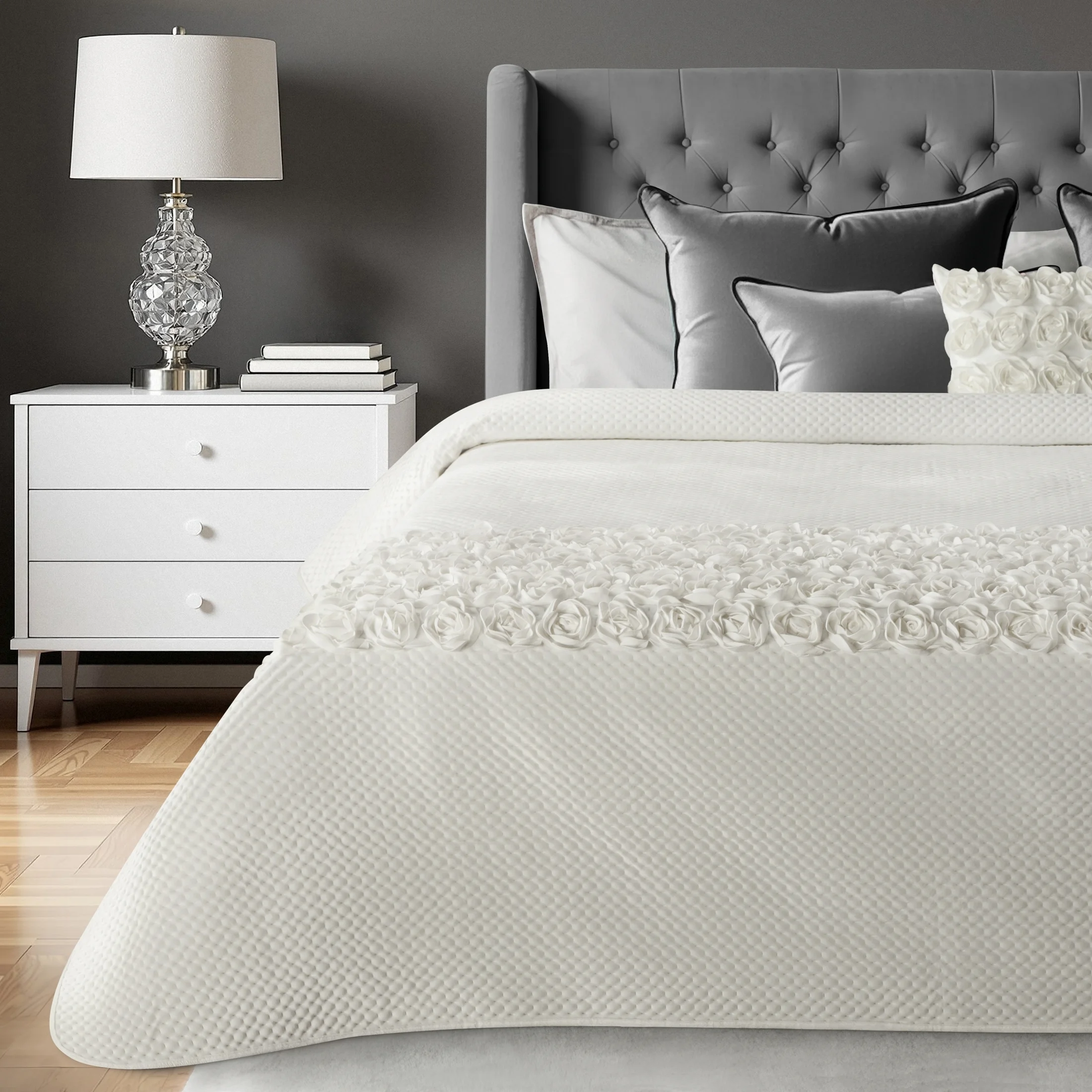 Narzuta welwetowa kremowa 170x210 cm zdobiona pasem róż 3D ROSES Eva Minge | eurofirany