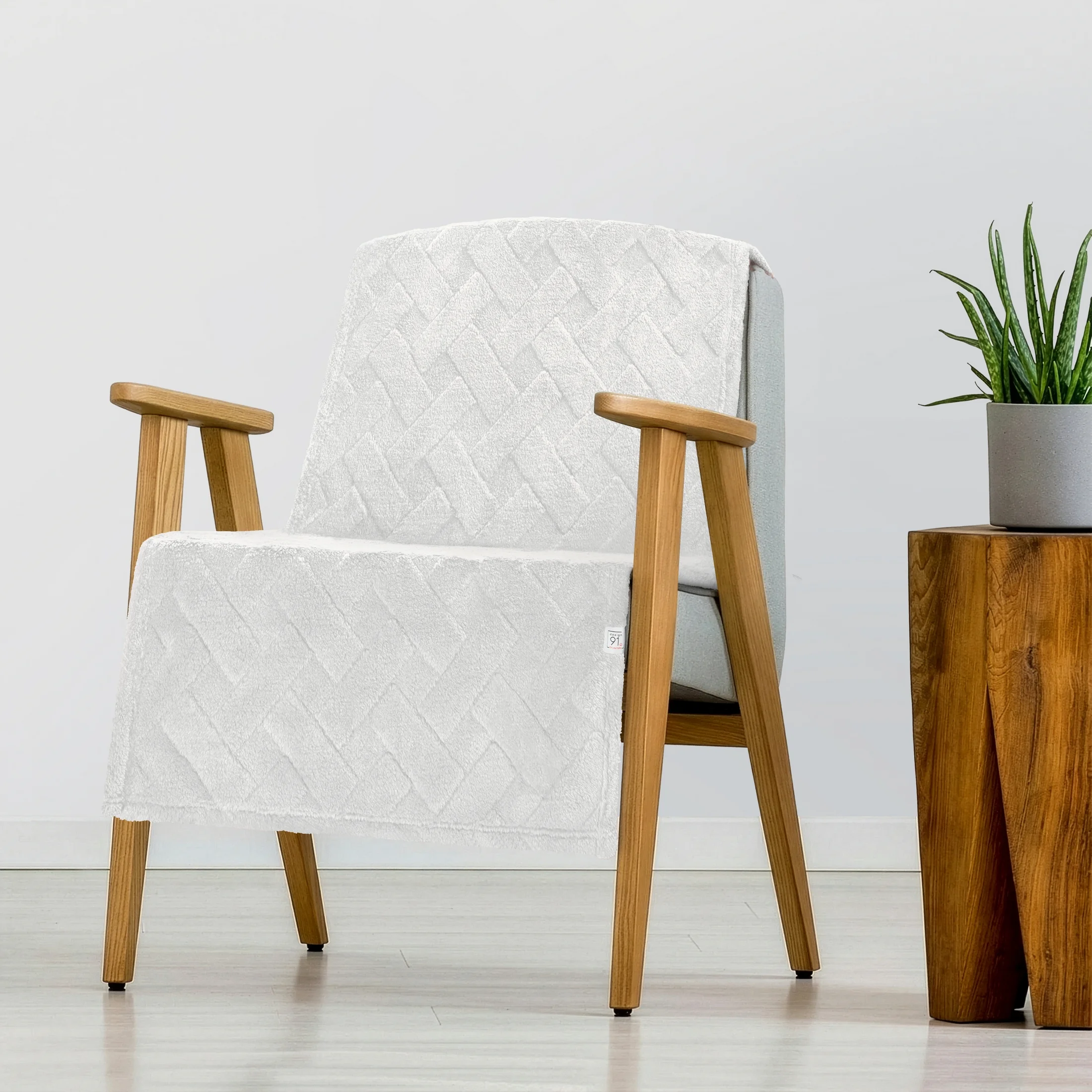 Narzuta na fotel-koc flano 70x160 cm biała zdobiona wytłaczanym wzorem CARO Design 91 | eurofirany