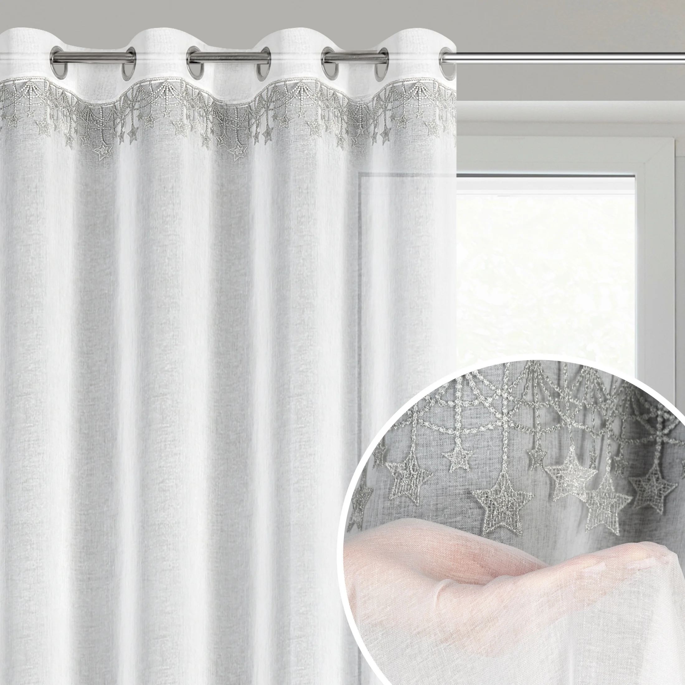 Firana świąteczna biało, srebrna z etaminy zdobiona aplikacją z motywem gwiazdek 140x250 cm przelotki - XMAS | eurofirany