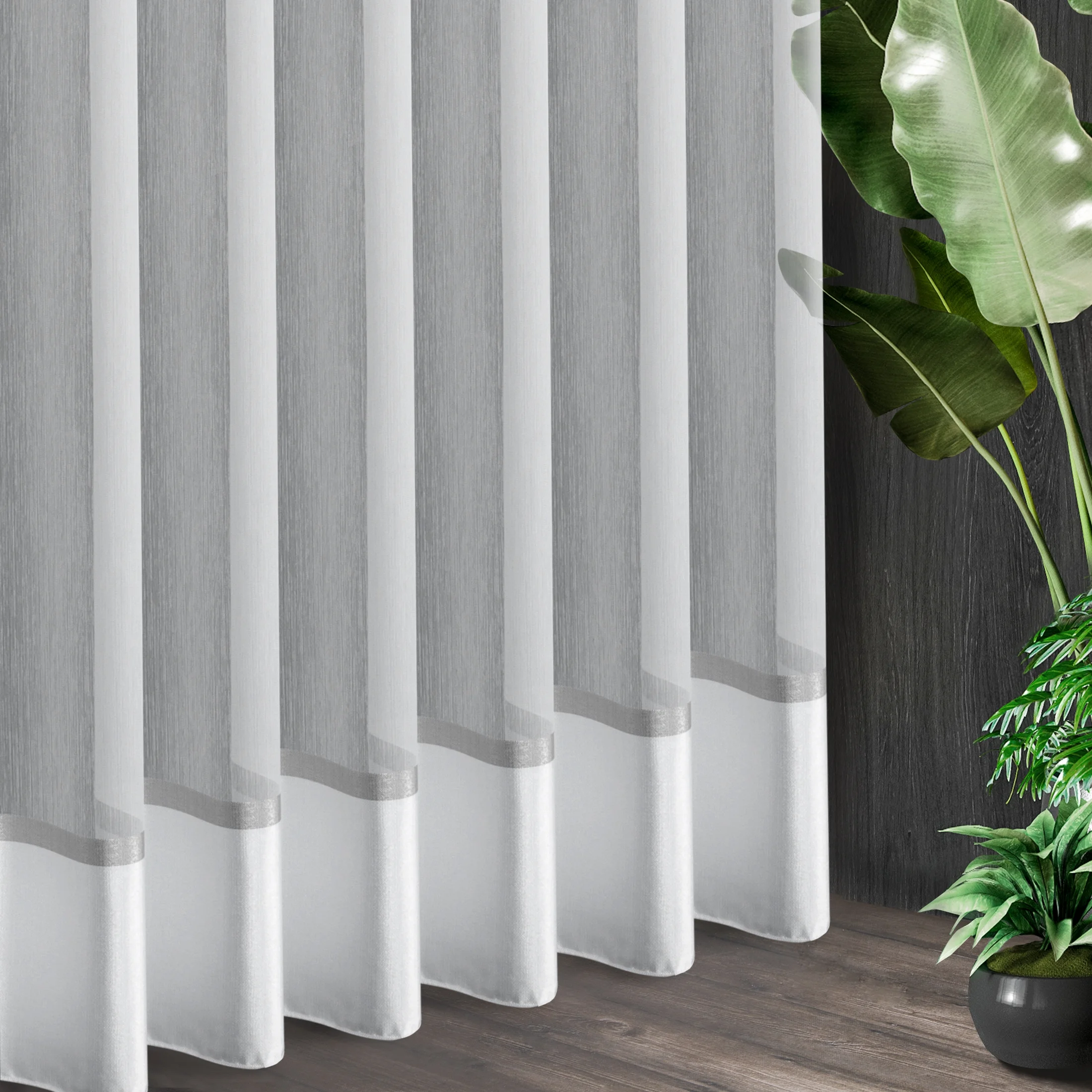 Tkanina firanowa z efektem deszczyku zakończona gładkim ozdobnym pasem