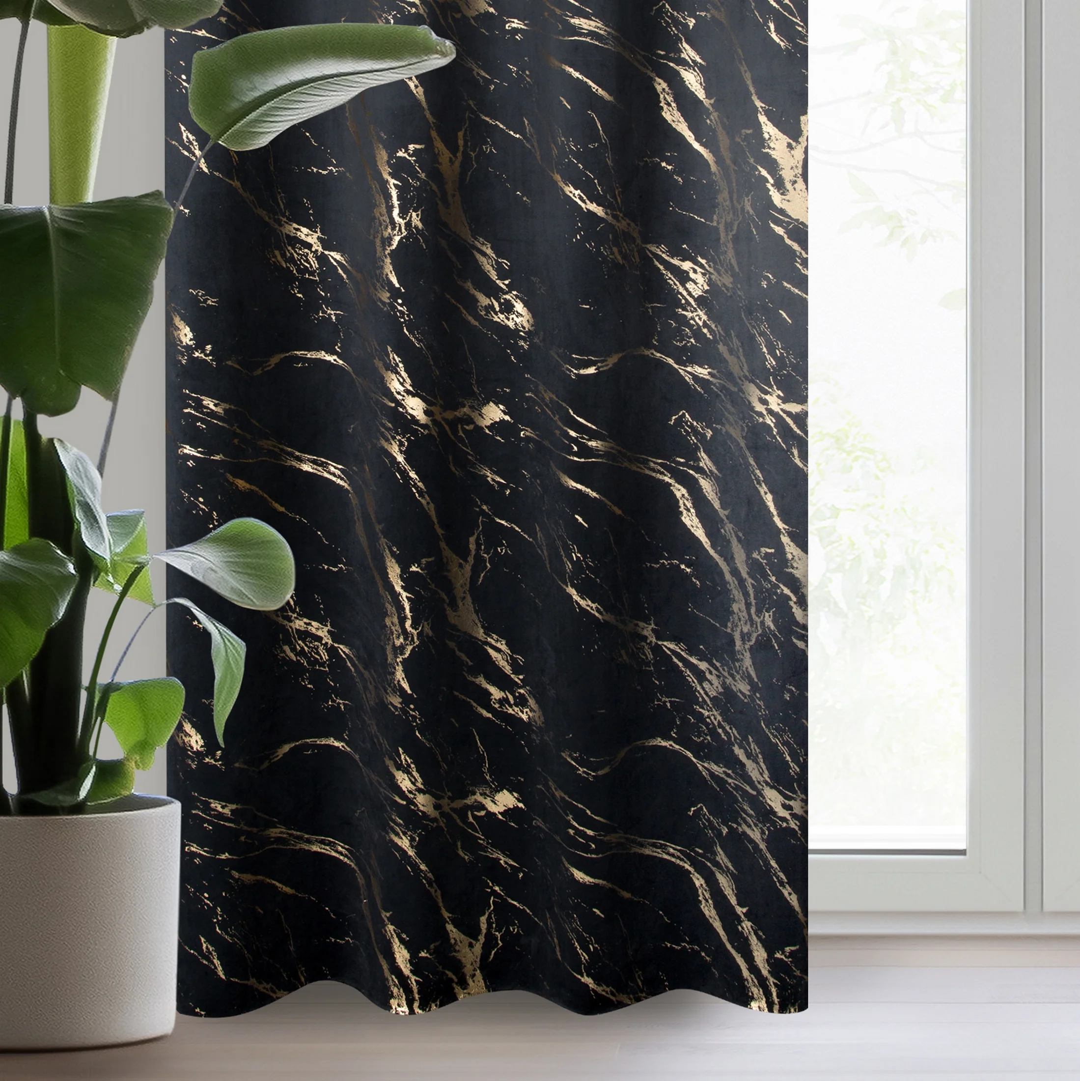 Zasłona welwetowa czarno, złocista zdobiona marmurkiem, złote przelotki 140x250 cm przelotka - MOLLY | eurofirany