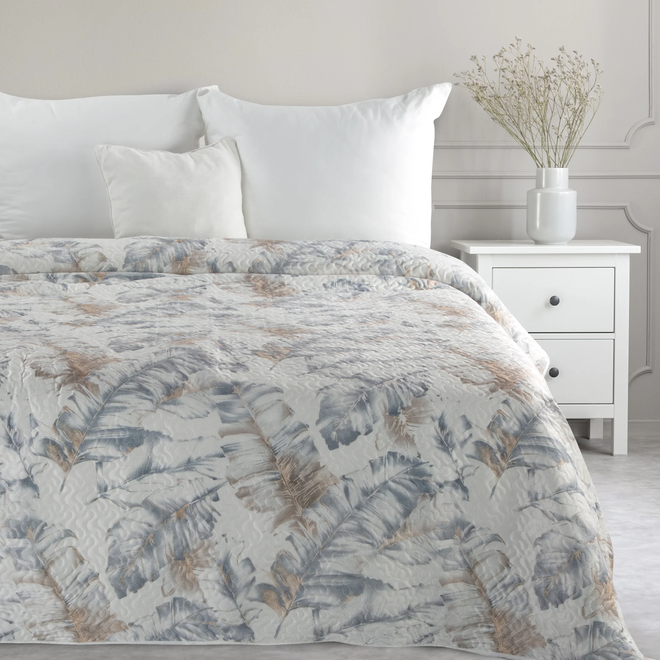 Narzuta welwetowa biało, srebrna 170x210 cm zdobiona wzorem liści LAYLA | eurofirany