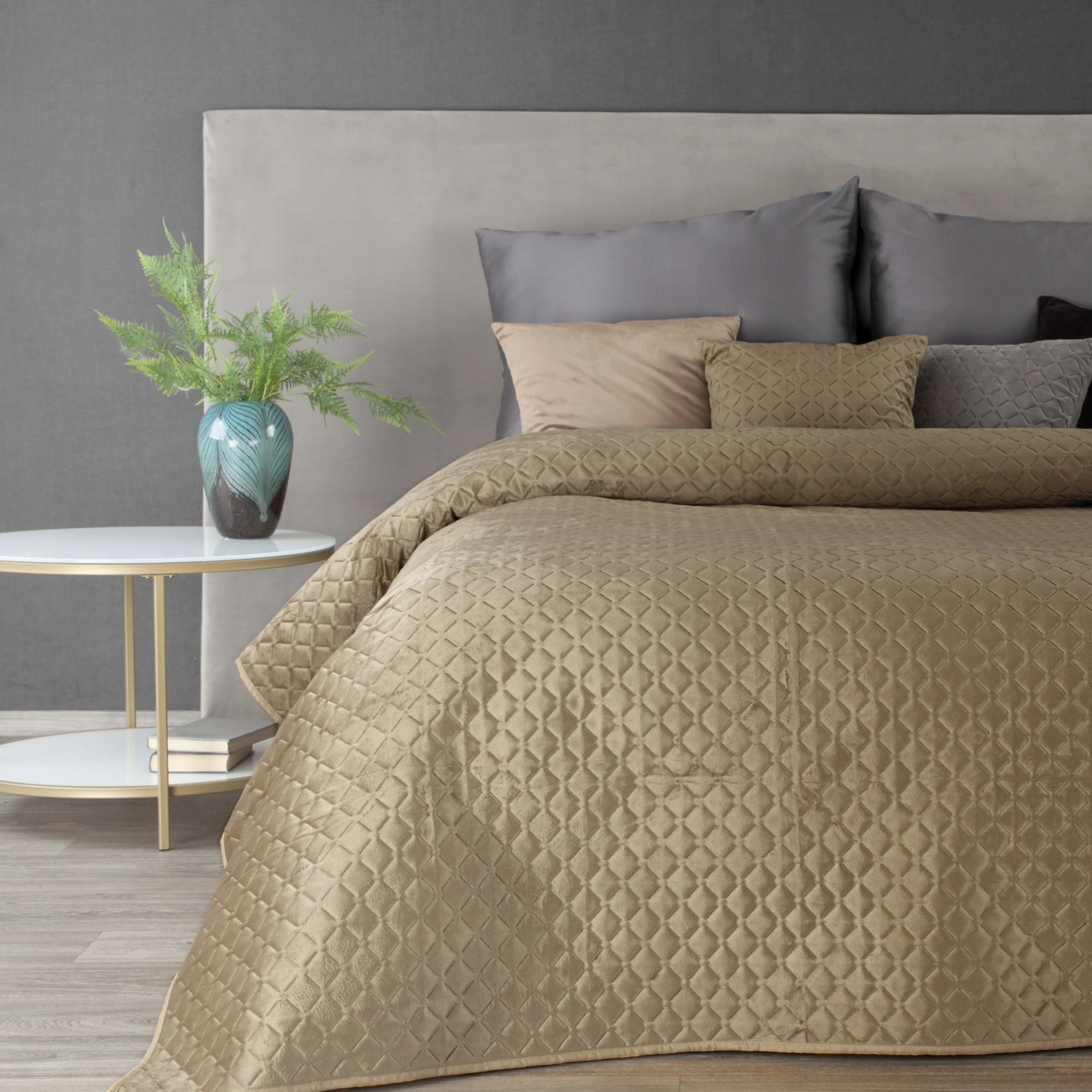 Narzuta welwetowa beżowa 200x220 cm pikowana w geometryczny wzór metodą hot press DIMON | eurofirany