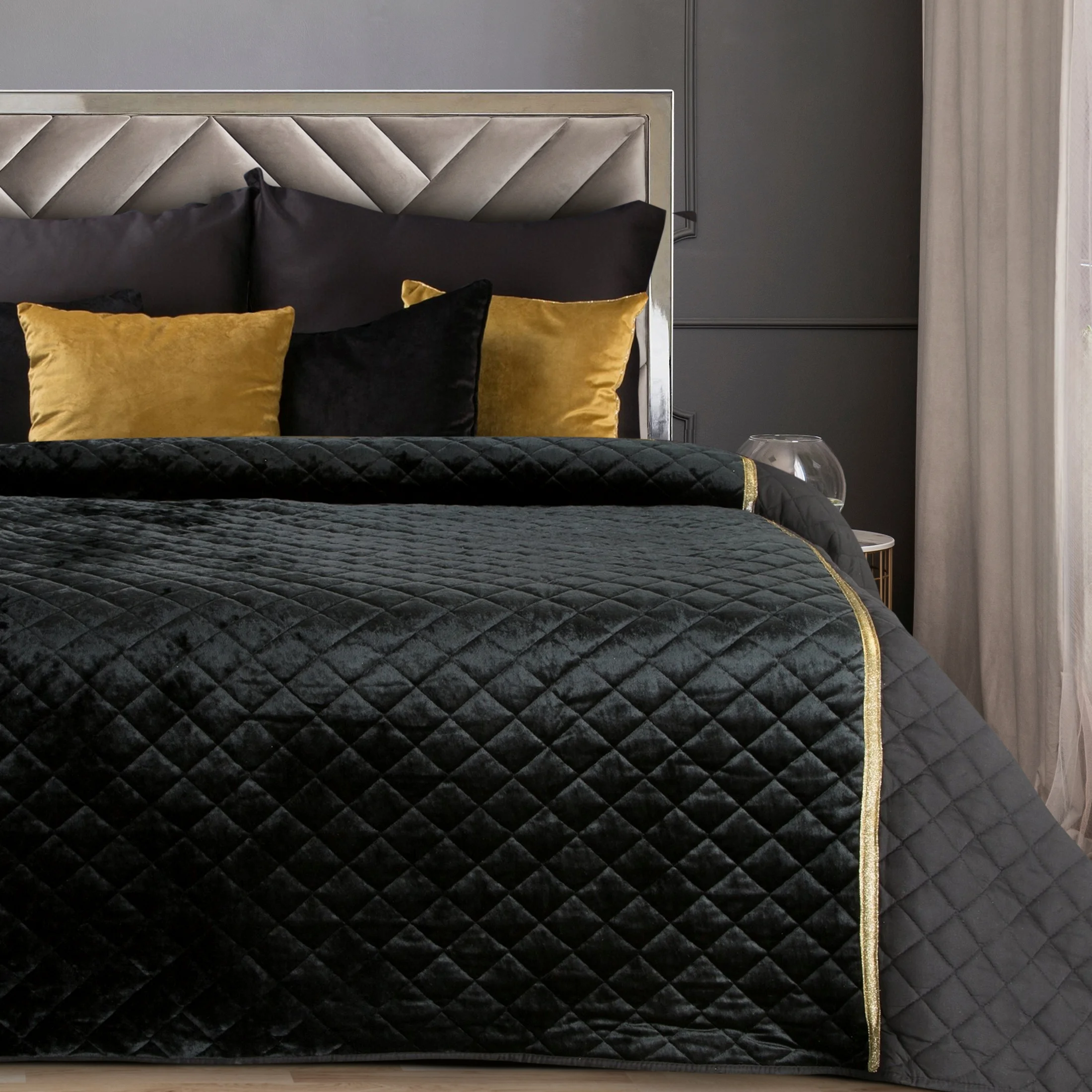 Narzuta welwetowa czarna 220x240 cm zdobiona błyszczącą pasmanterią pikowana metodą tradycyjnego szycia KRISTIN Eurofirany Premium | eurofirany