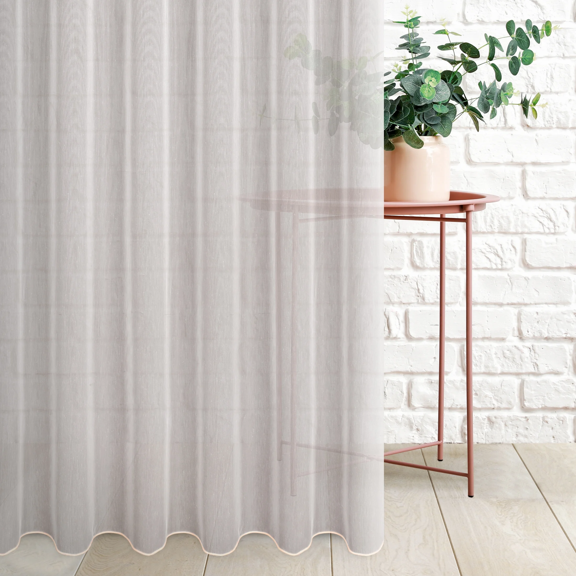 Tkanina firanowa gładka, z delikatnym deszczykiem, wykończona obciążnikiem