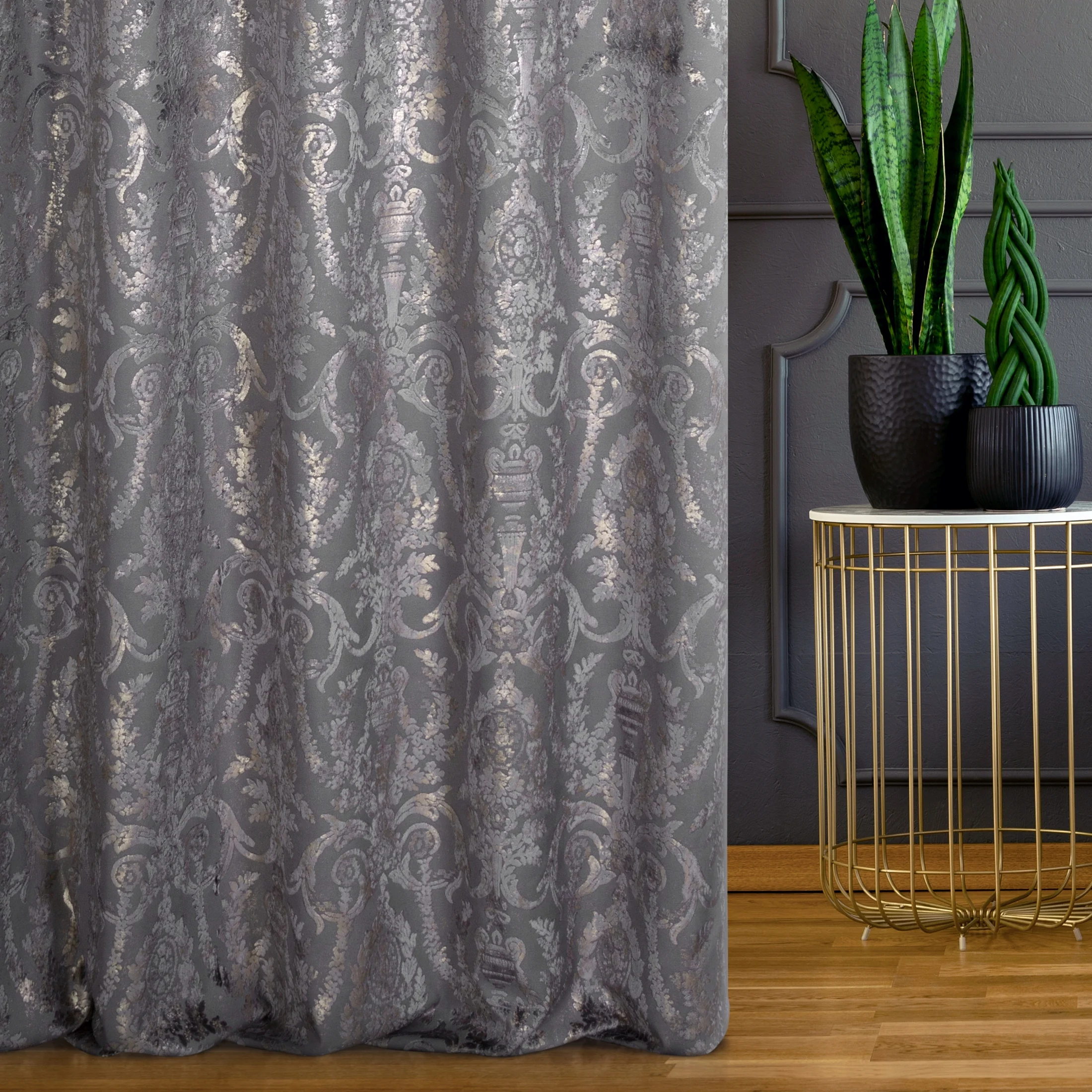 Tkanina zasłonowa gruba, welwetowa, z ornamentowym złocistym wzorem o przecieranej strukturze z kolekcji Pierre Cardin