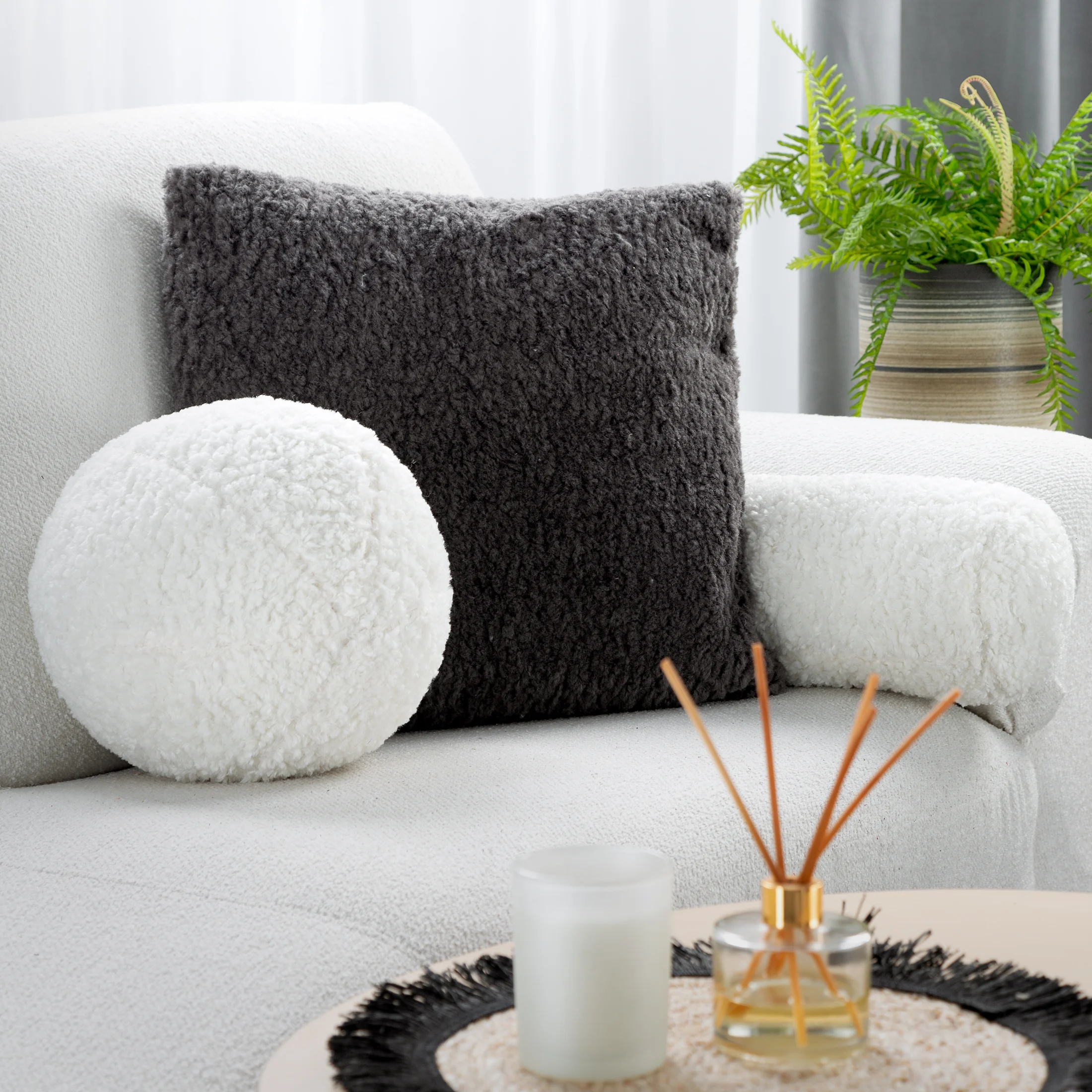 Poduszka w formie kuli średnica 24 cm z tkaniny typu bukla kremowa BUKLA 09