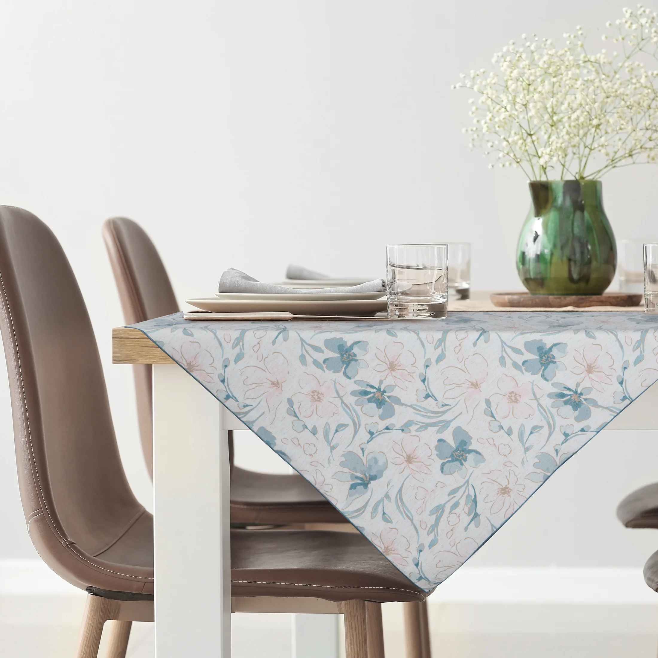 Bieżnik na stół naturalno, jasnoniebieski 85 x 85 cm INES 10 z nadrukowanym motywem pastelowych kwiatów