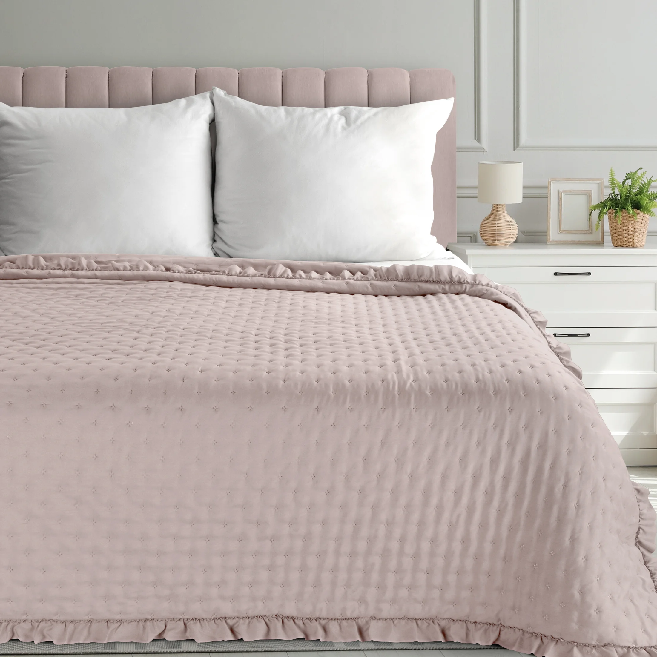 Narzuta pudrowa 200x220 cm obszyta falbaną pikowana techniką hot press LIBI 3 Eurofirany Classic | eurofirany