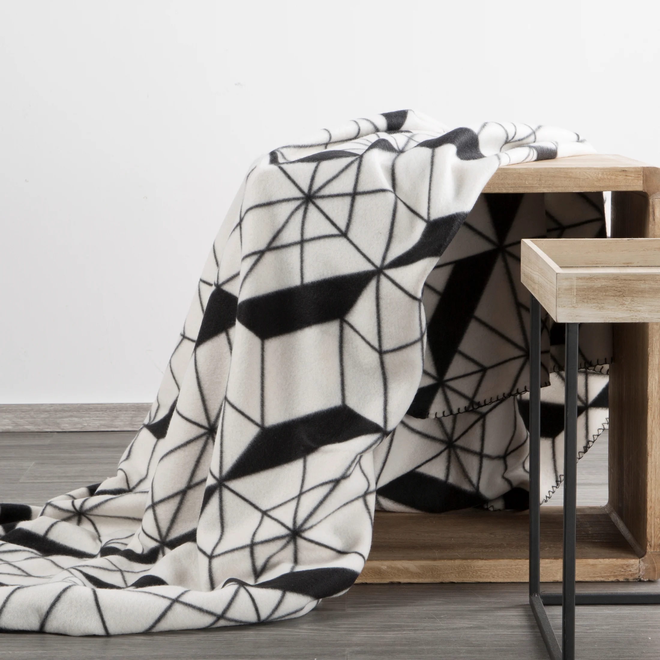 Koc 150x200 cm beżowo, czarny z nadrukiem geometrycznym GEO 1 Design 91 | eurofirany