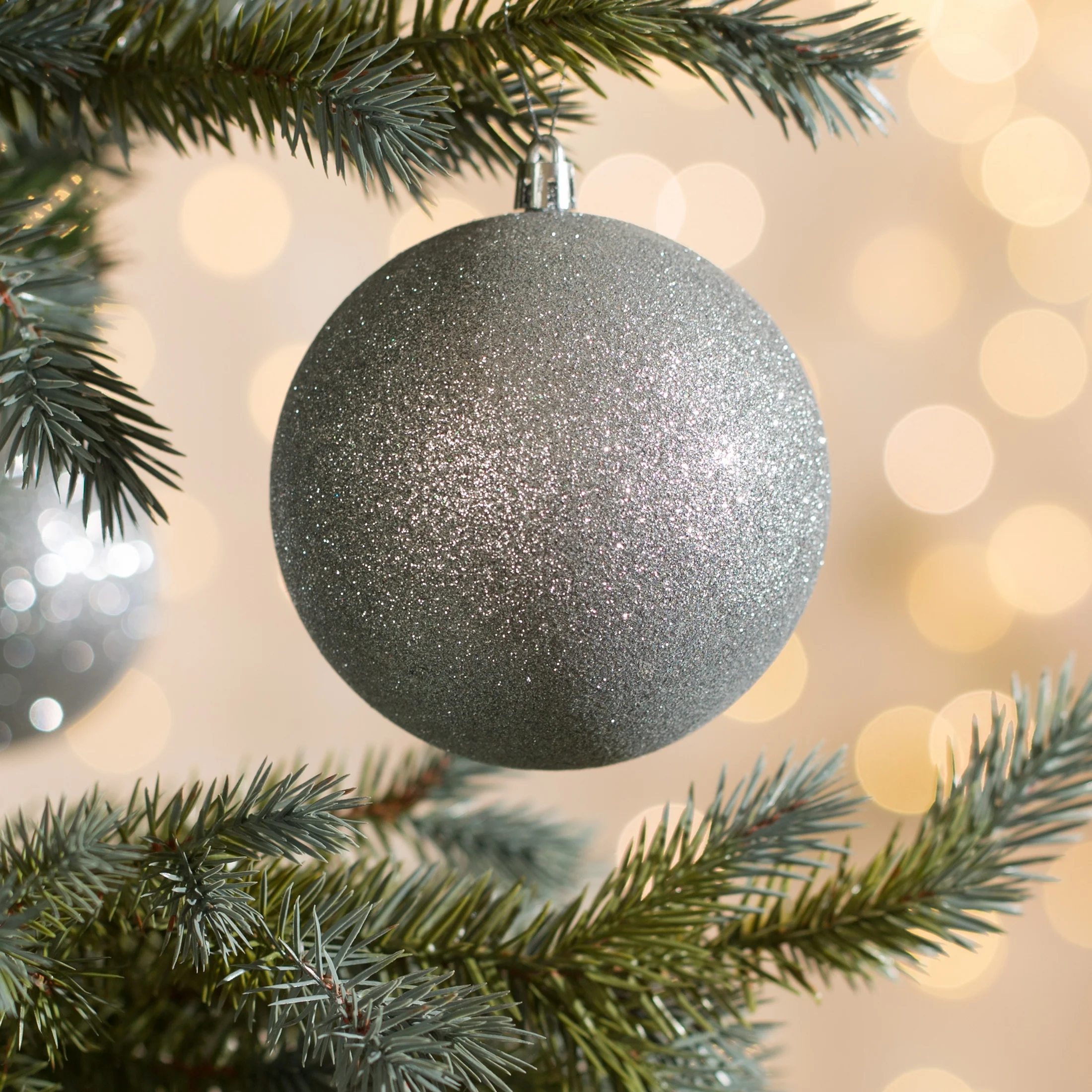 Bombka choinkowa obsypana lśniącym brokatem | eurofirany