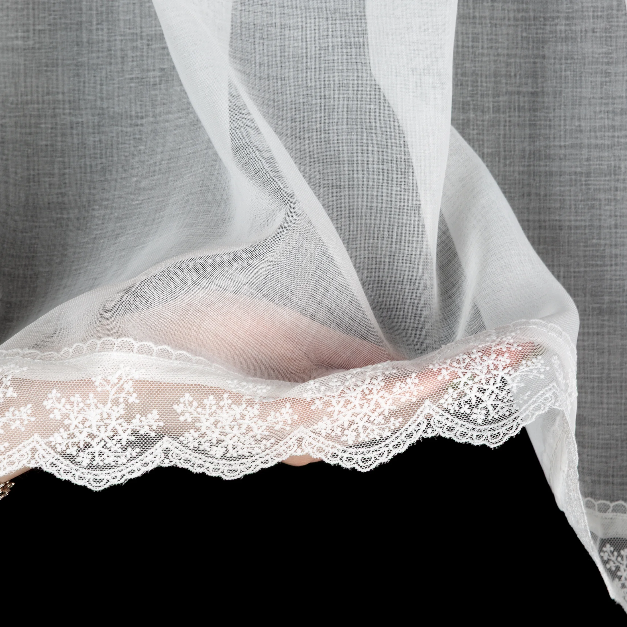 Zazdrostka biała zdobiona subtelną koronką 150x40 cm szelki SUZAN