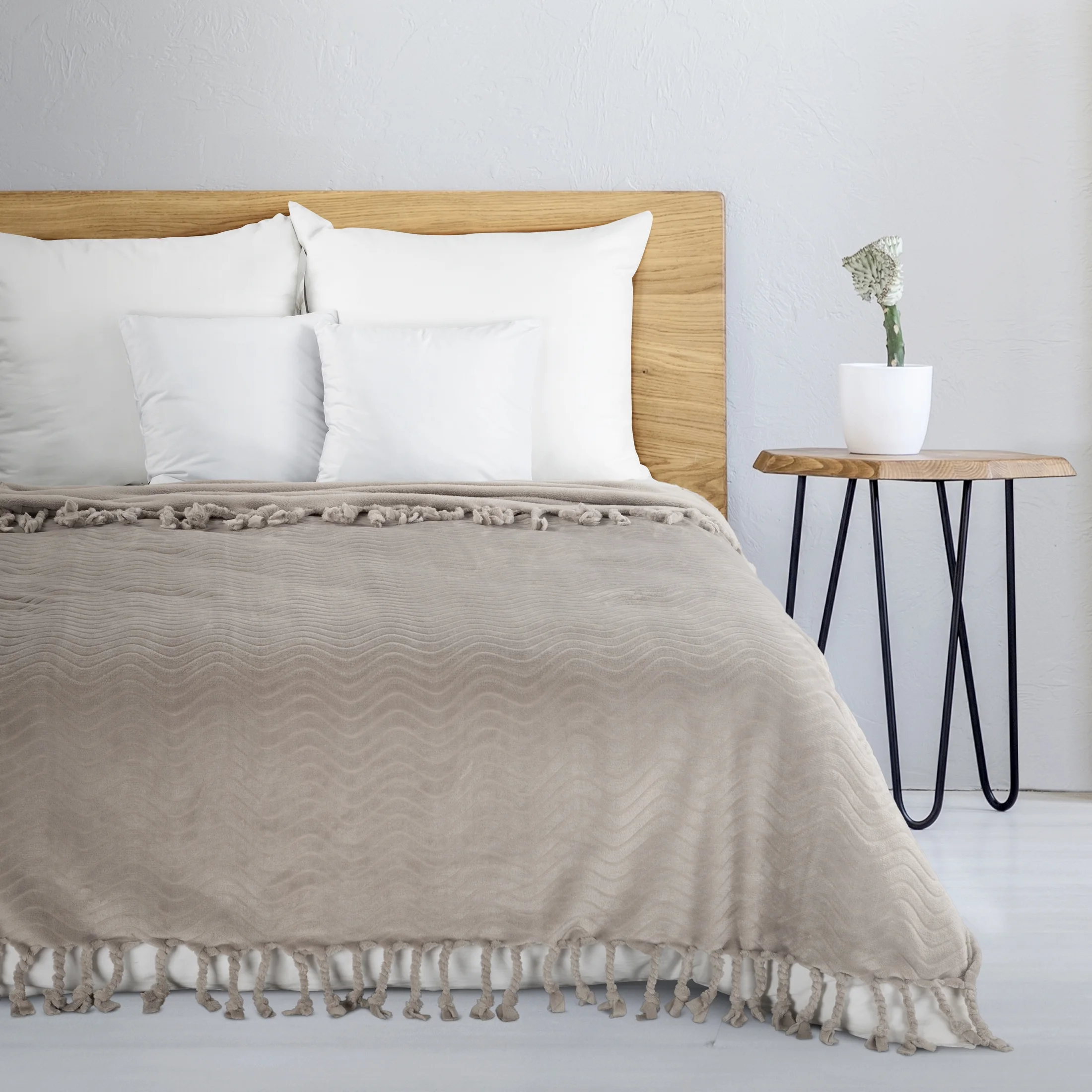 Koc flano 150x200 cm beżowy z wytłaczanym wzorem i dekoracyjnymi frędzlami EMMA | eurofirany