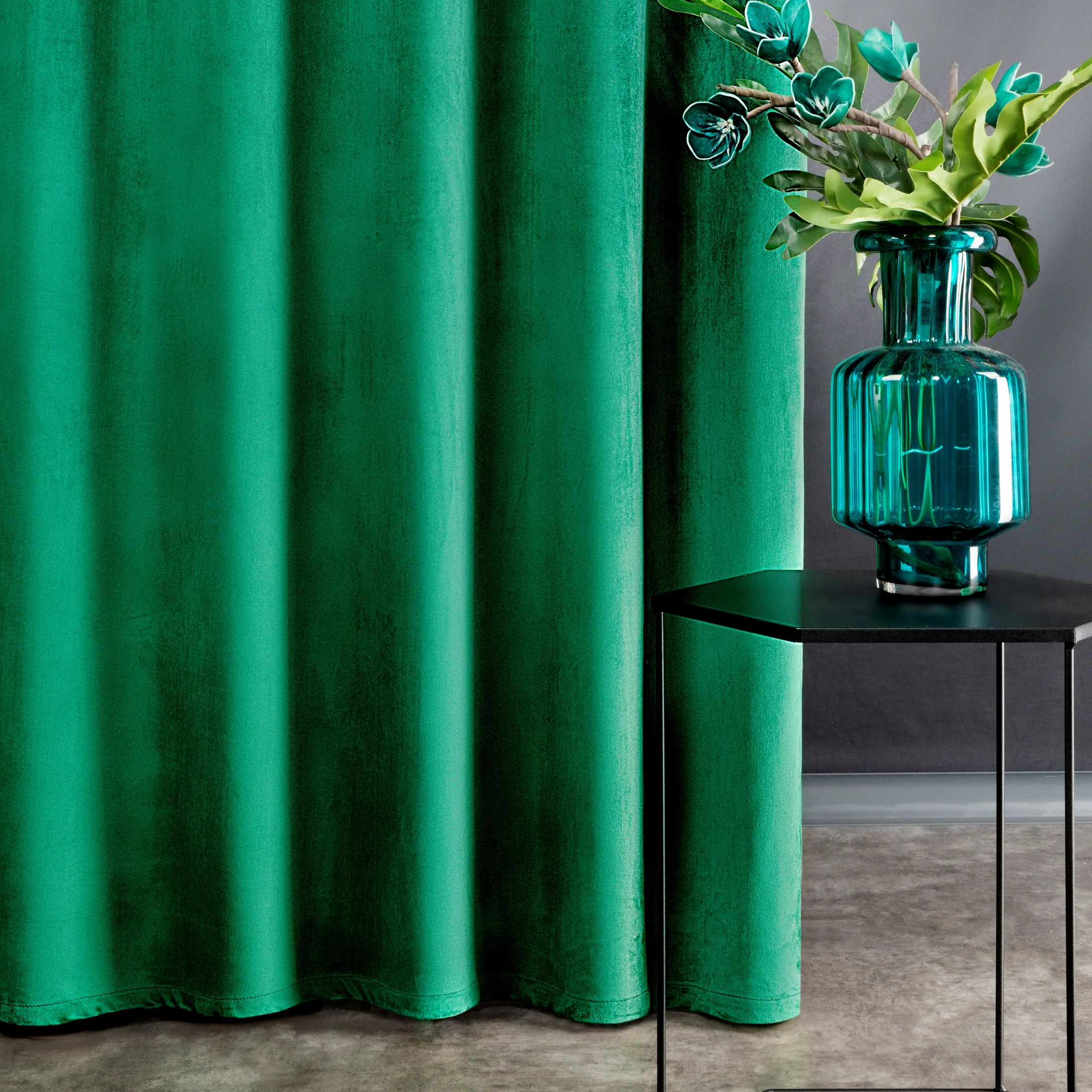 Zasłona welwetowa zielona z połyskiem 140x270 cm na taśma - SAMANTA | eurofirany