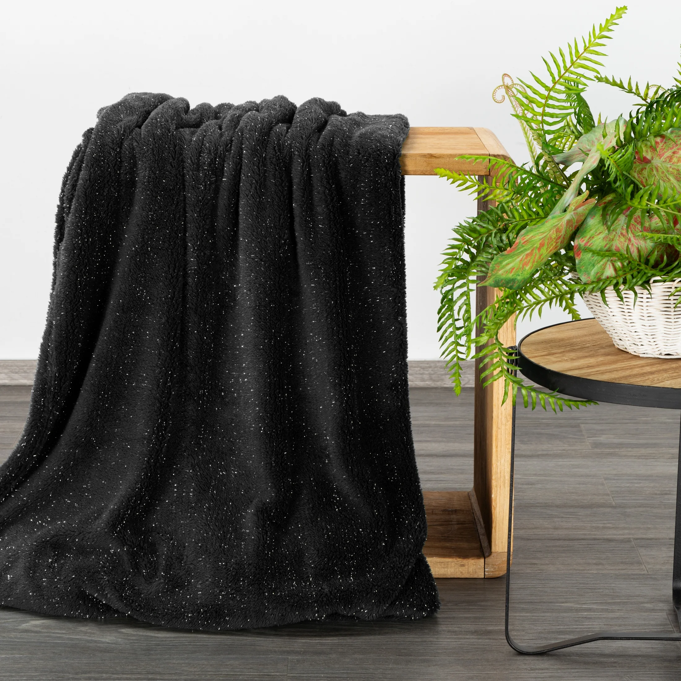 Koc 150x200 cm czarno, srebrny z dodatkiem lśniącej nici BLINK Design 91 | eurofirany