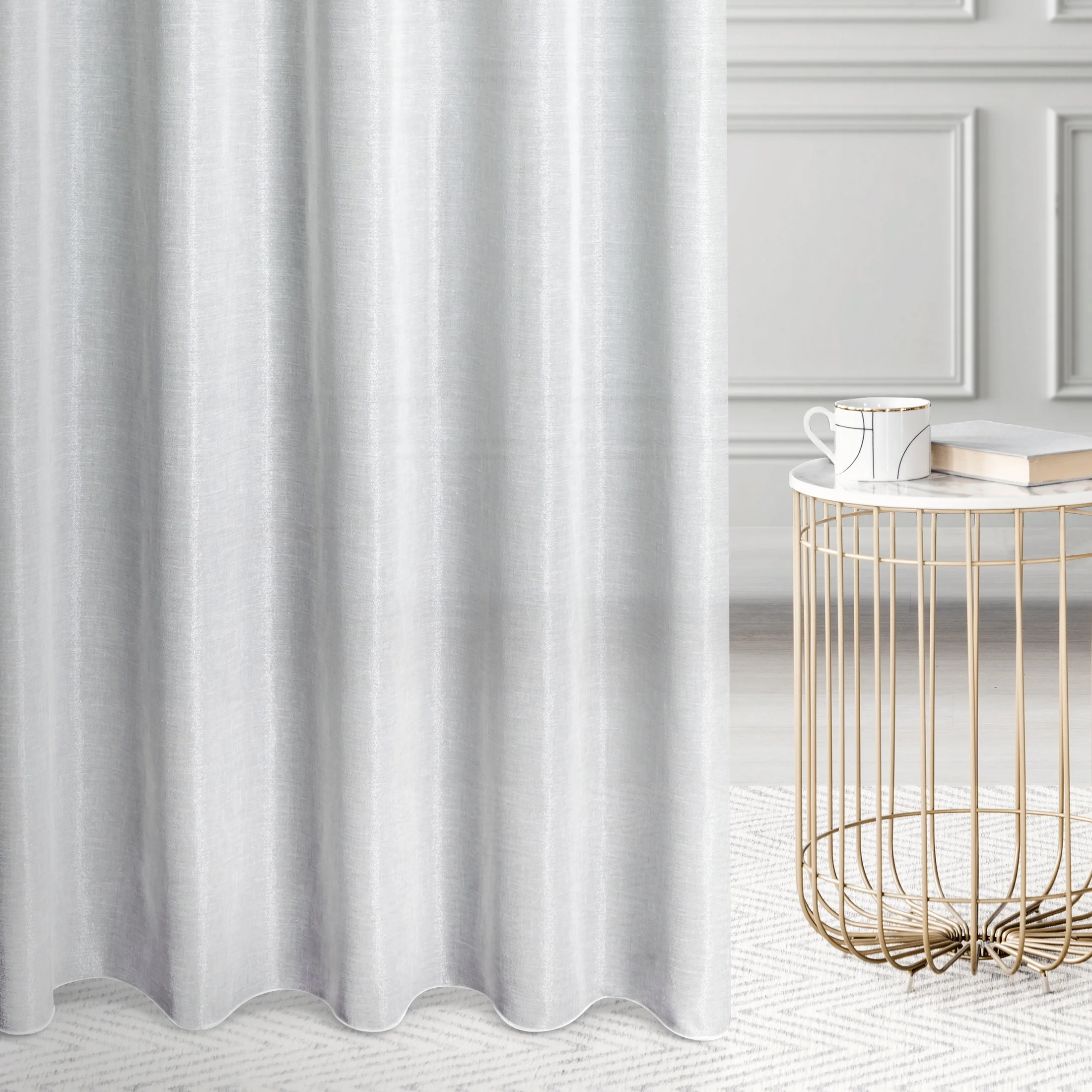 Tkanina firanowa lekka, półtransparentna żorżeta o luźnym splocie, z wyraźnym połyskiem, wykończona obciążnikiem