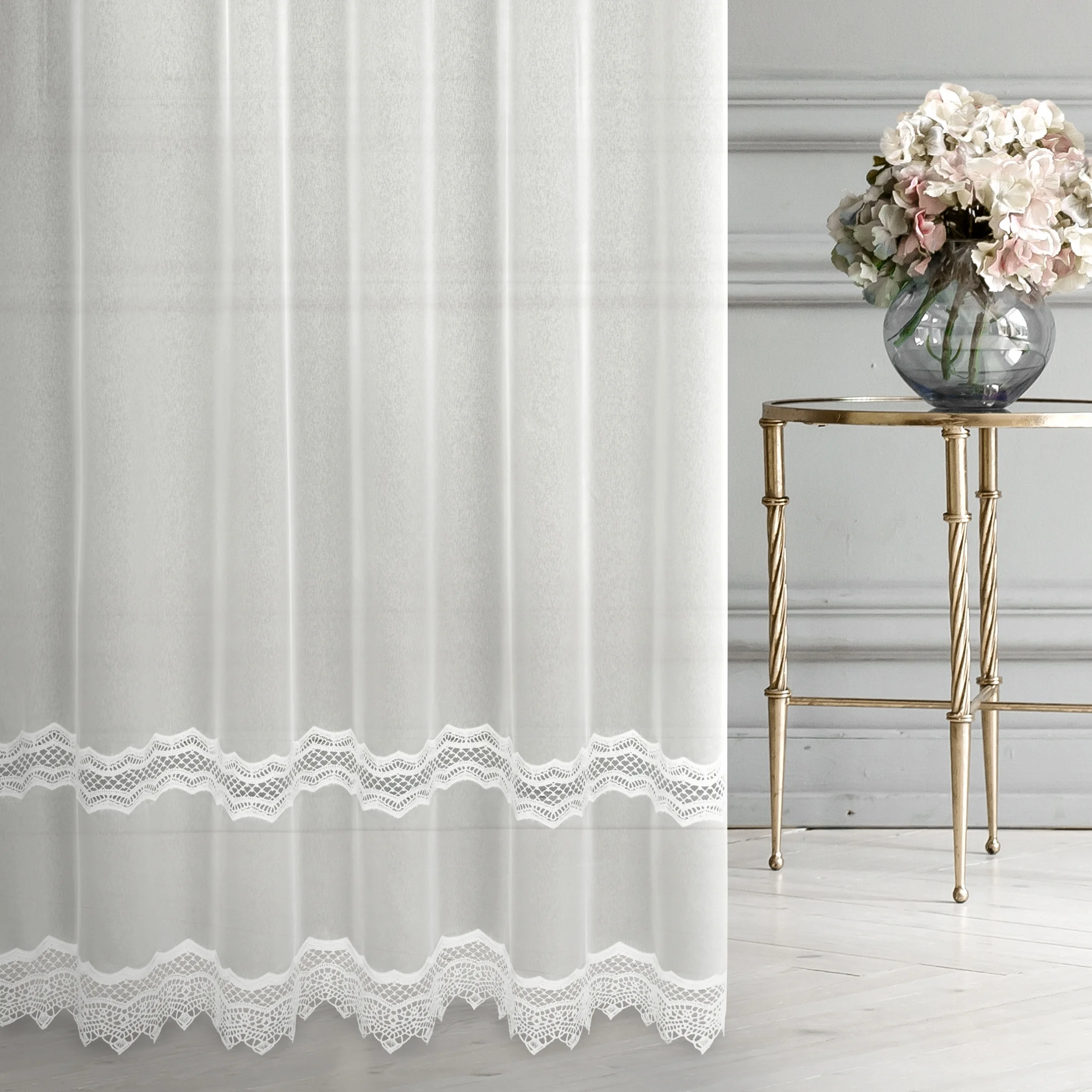 Tkanina firanowa matowa markizeta, z dwoma pasami gipiurowego haftu