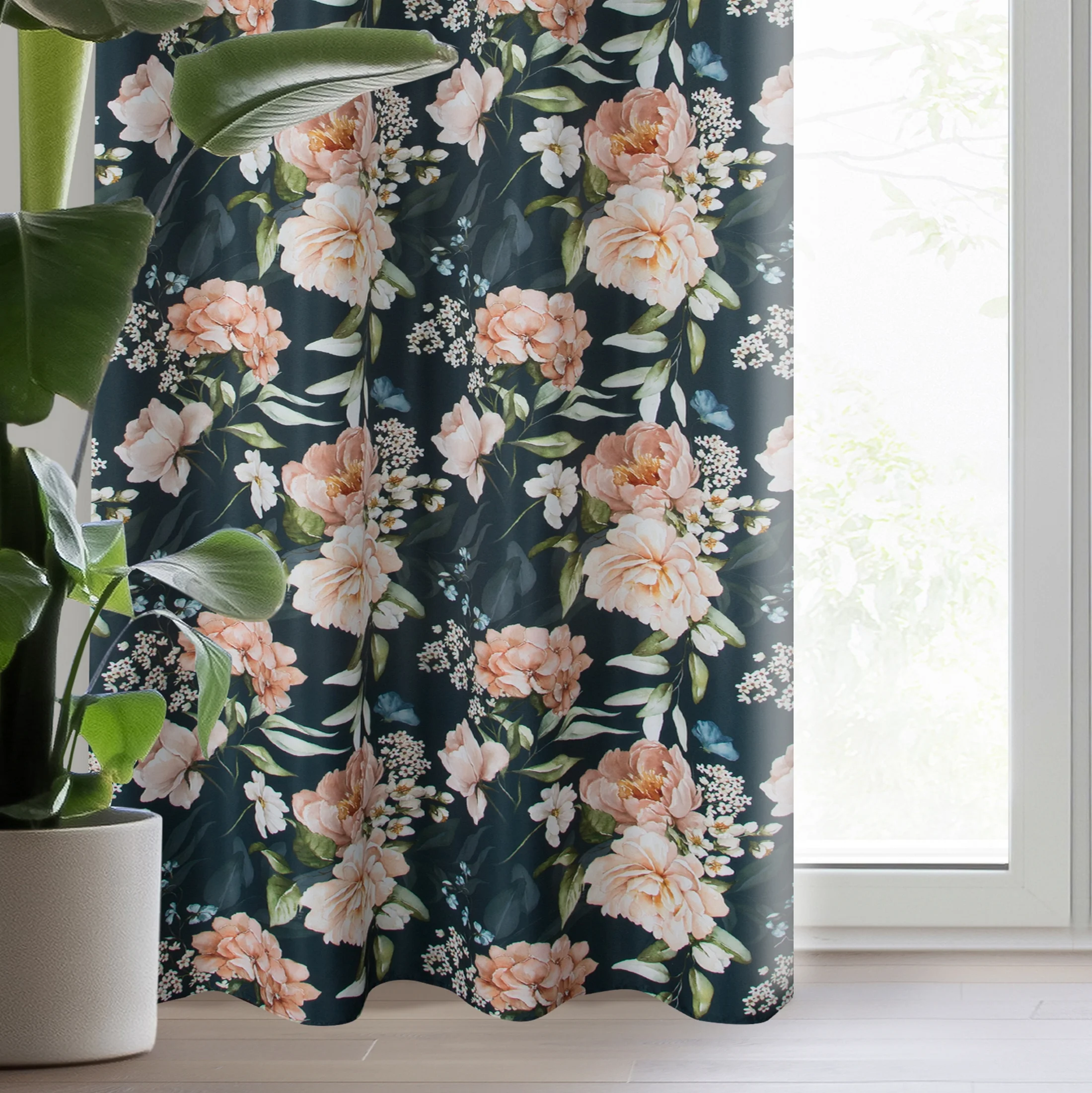 Zasłona czarno, różowa z nadrukiem kwiatów z tkanina typu oxford 140x270 cm przelotka - SALMA | eurofirany