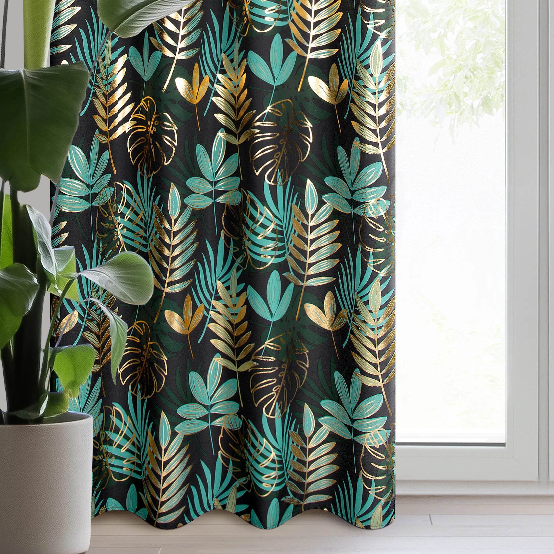 Zasłona czarno, zielona zdobiona egzotycznym nadrukiem z tkaniny typu oxford 140x250 cm przelotka - MALTA | eurofirany