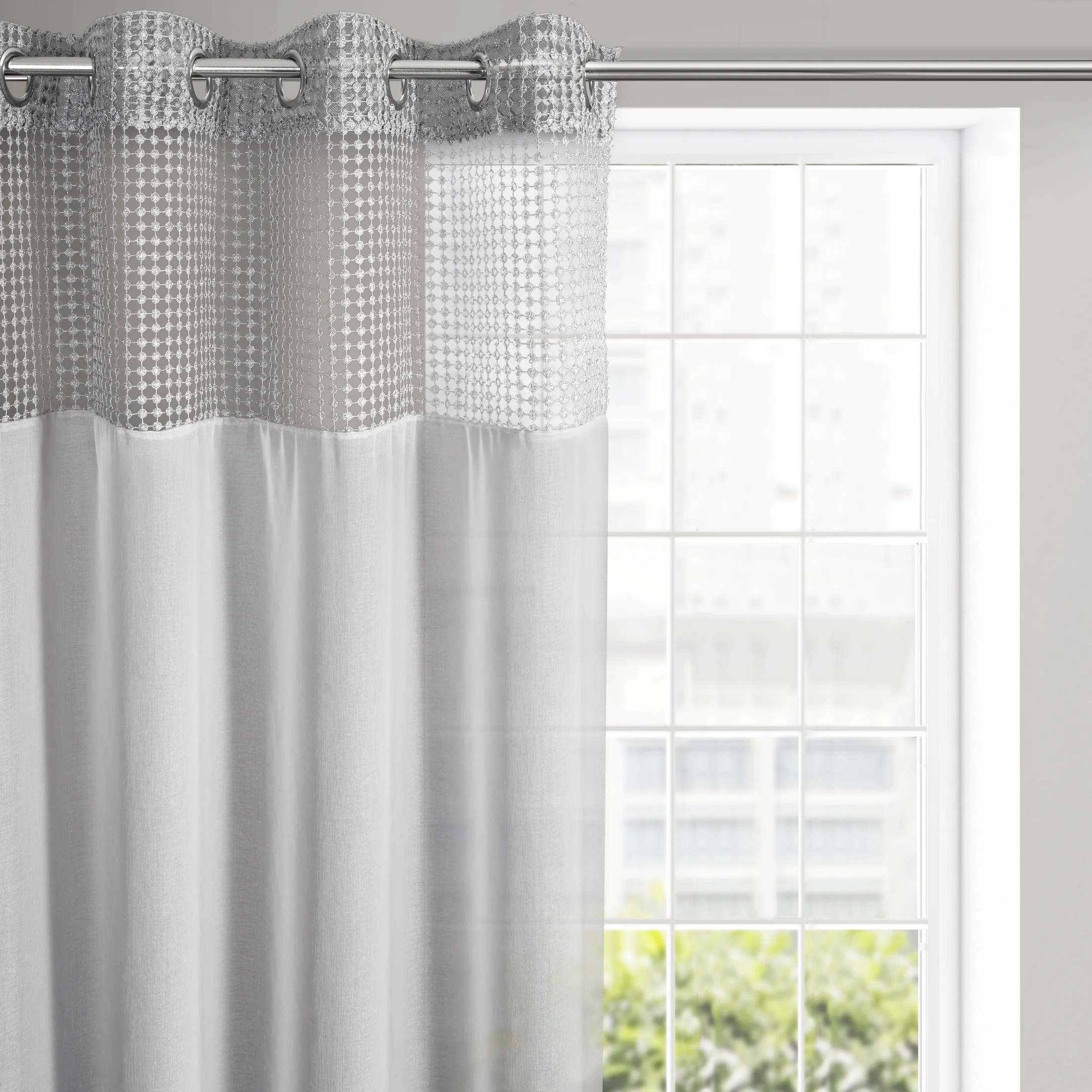 Firana srebrna z matowej etaminy zdobiona pasem ażurowej koronki 140x270 cm przelotka AGRACE | eurofirany