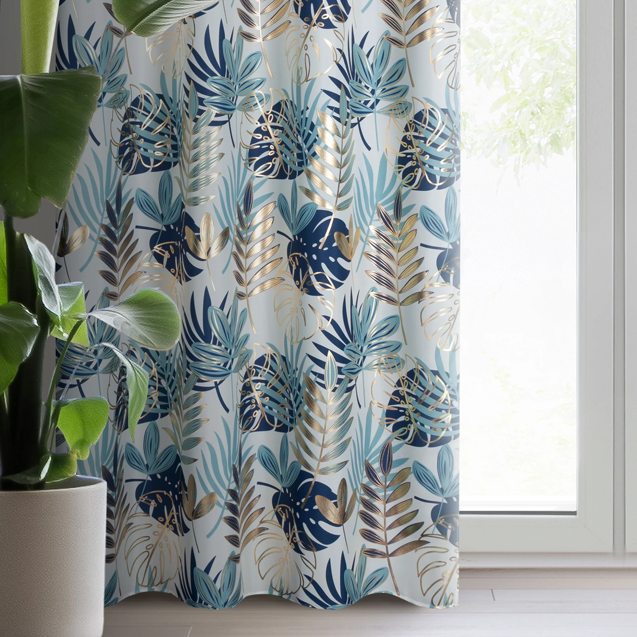 Zasłona biało, turkusowa zdobiona egzotycznym nadrukiem z tkaniny typu oxford 140x250 cm przelotka - MALTA | eurofirany