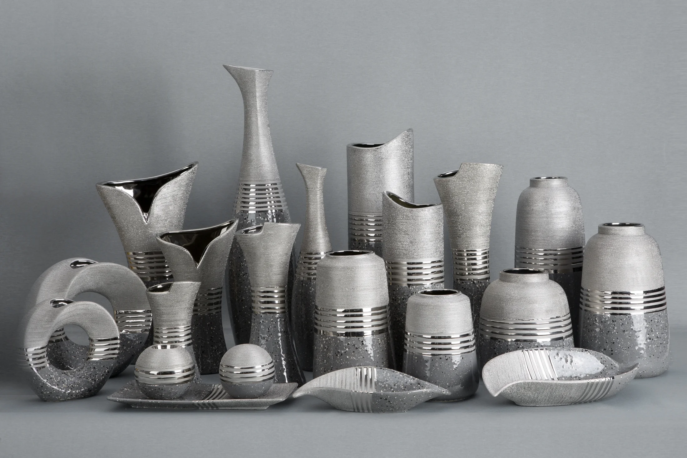 Wazon ceramiczny srebrno-szary o łączonych fakturach średnica 15x60 cm NELI