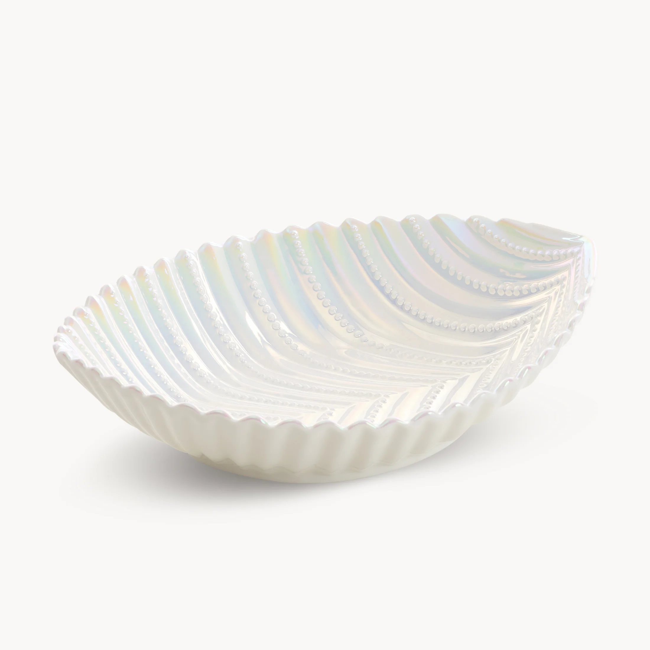 Patera dekoracyjna w kształcie łódeczki zdobiona w perłowym odcieniu NELA